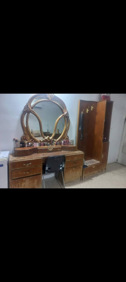 تخوته عدد اثنين طخم جدد السعر 100- ديوان عراقي مع الغطيات السعر 60- ملحقات غرفه السعر 50- الشراي يتصل ***********-‏‪***********‬‏ وادي حجر
