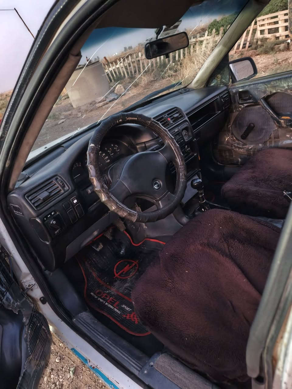 وبل للبيع موديل 1990سنويه صاقطه بل الفين 22دفتر بانزين موجود السياره مكلوبه السعر 21اتصل ***********
