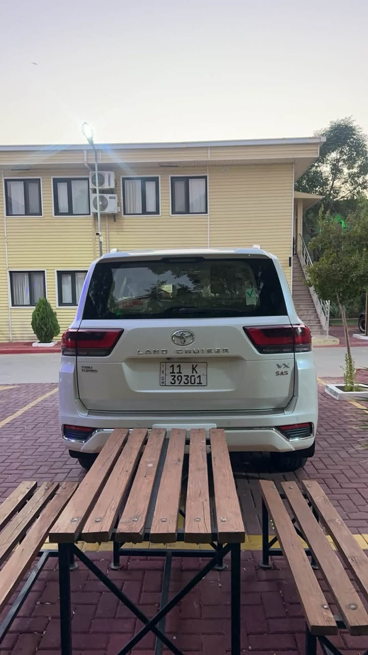 لاندكروز توين تيربو 2023 للبيع او مراوس بجمسي الفيشن 2025_2026.  VX_TWIN_TURBO_SAS.  2023

ماشي 59 الف حقيقي 

مواصفات دبل كشن كهرباء

جلد اصلي 

صندوك كهرباء

حساسات امامي خلفي

رادار امامي خلفي 

سياره حلوه وتخبل 

***********      البلديات شارع المصرف
