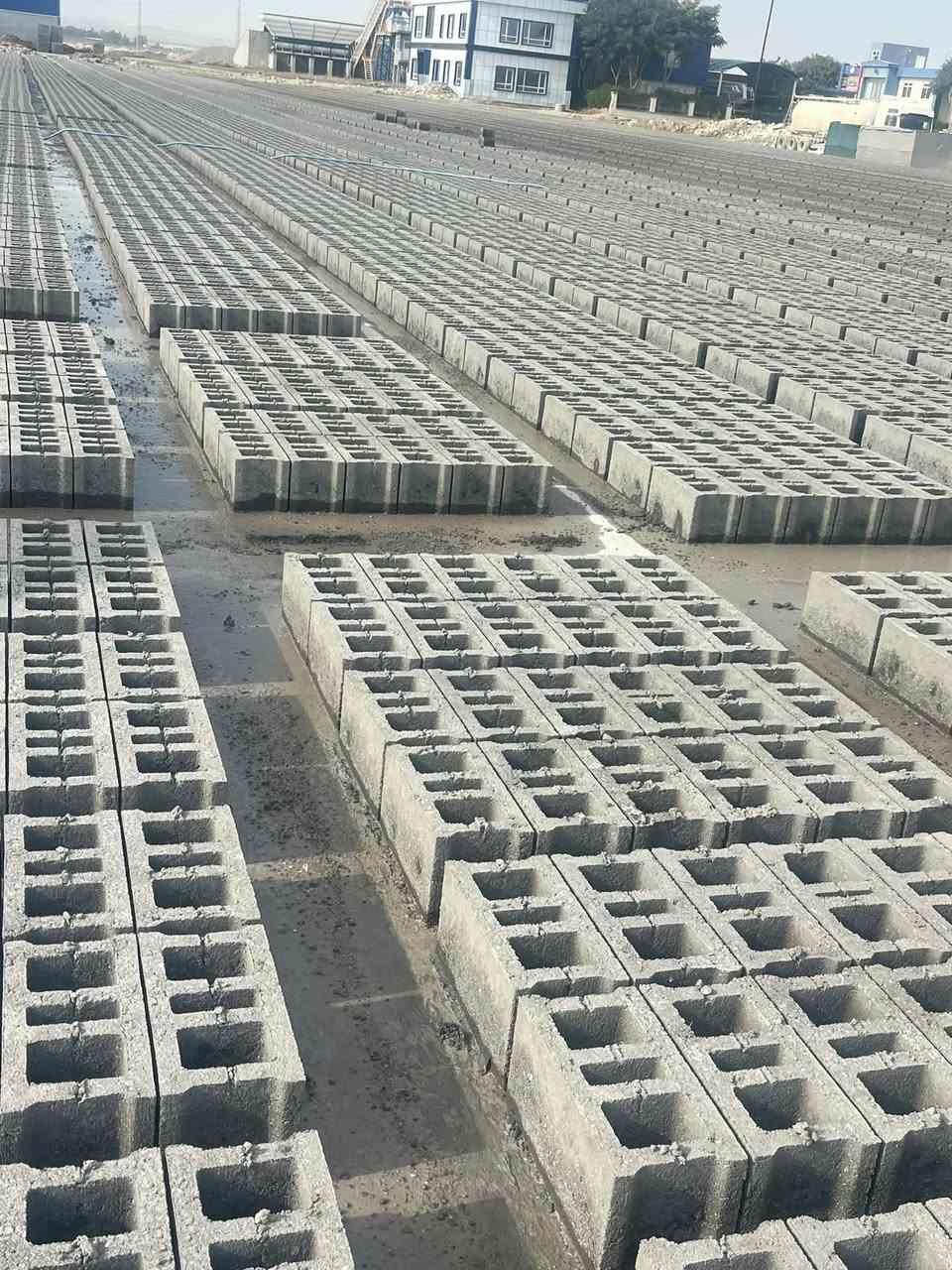 ***********

نص مكتوب في الصور:
- زميج
- سكلة عبد العزيز
- يتوفر لدينا كافة مواد البناء
- وبأسعار مناسبة جداً
- العنوان : خانقين
- خلف كراج بغداد
- هاتف ***********