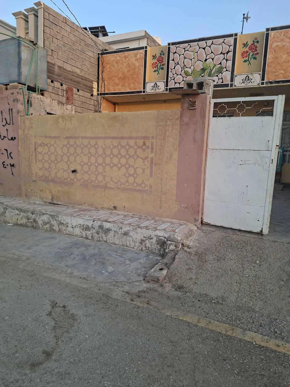 السلام عليكم دار للبيع مساحتهة ١٧٠ م الموقع ام العظام عل سدة السعر ٦٥ مليون وبي مجال لللاتصال ***********
