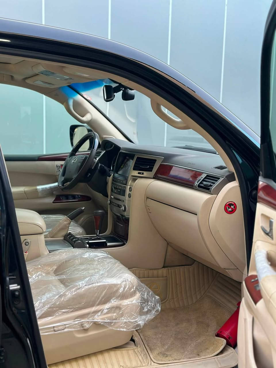 موديل ٢٠١٤ • ماشية ١٣٥الف • جير ومحرك