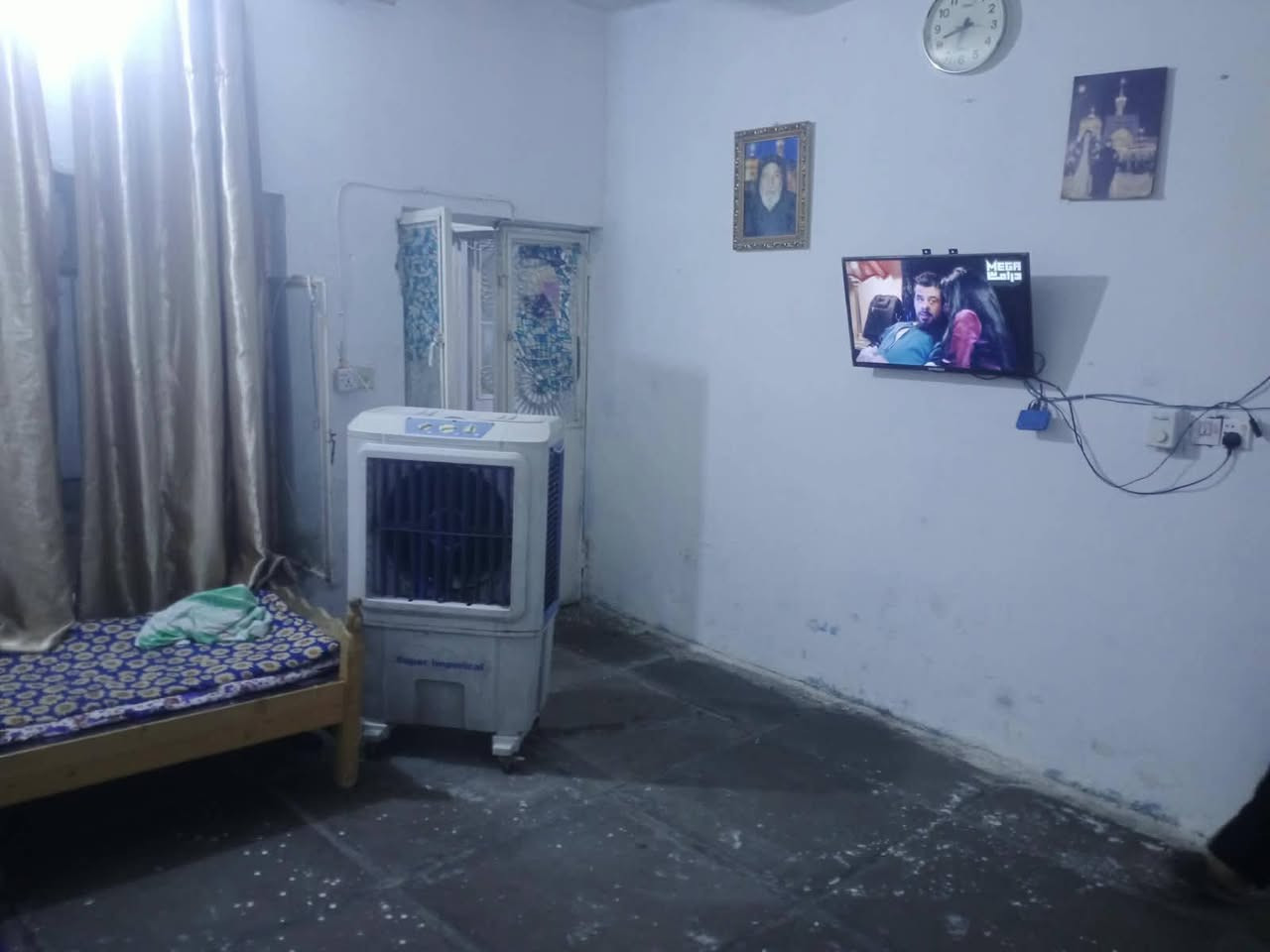 بيت لبيع بغداد حي نصر  مساحه 150متر طابو صرف لبيت حالين مسوينه مشتملين كامله فوك جوه مكان لوله قرب جامع الامام المهدي فرع المسدود مقابل الصوره مال السيد تواصل على رقم***********
