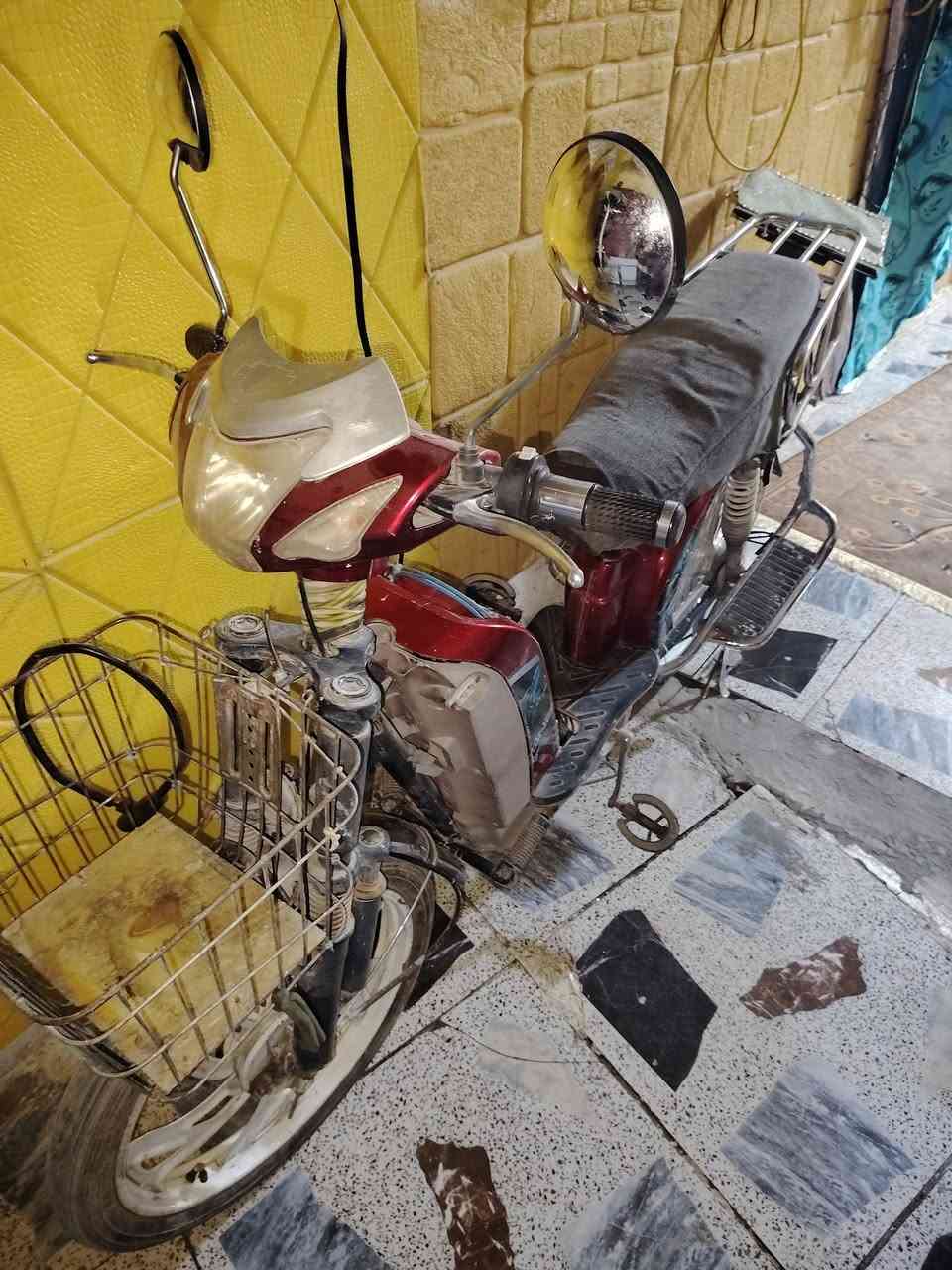 دراجه شحن حجم 17 عطل ٣ بطاريات شغاله كامله تمشي مسافه قصيره وتطفى سعره ٢٠٠ وبيها مجال اتصال ***********
