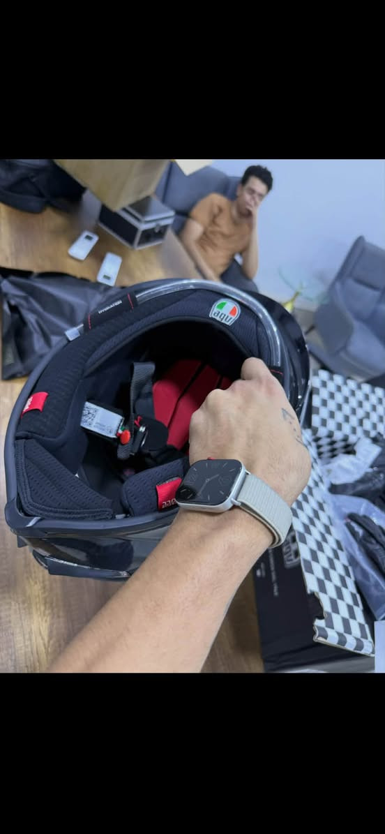 AGV إيطالية • فول كاربون • مستعملة ٤ مرات