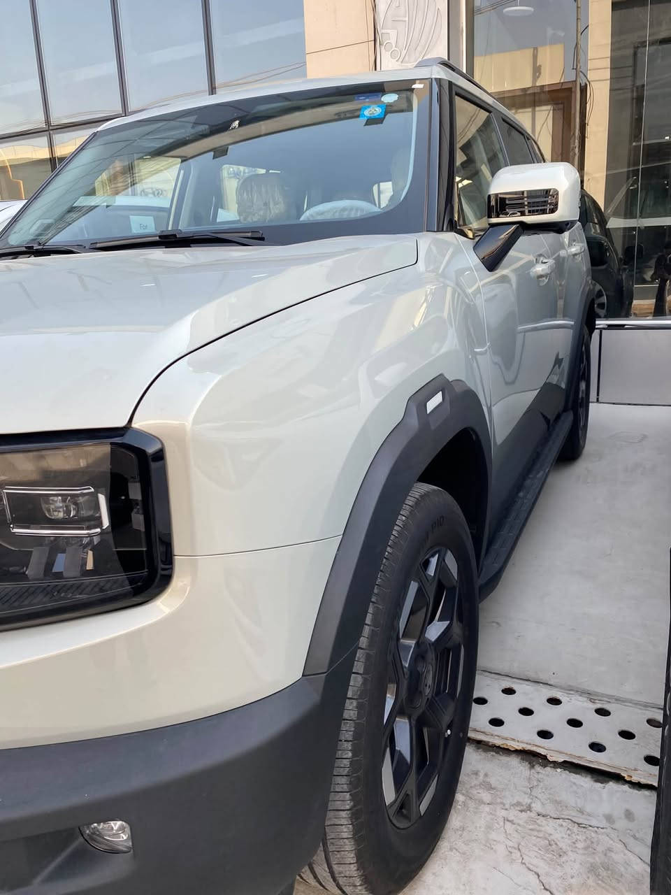 ￼

🚙 جيتور T1 Comfort 2.0T

المواصفة Comfort
المحرك 2.0 لتر تيربو
القوة 255 حصان (187 kW)
العزم 390 نيوتن.م
القير أوتوماتيك 8 سرعات AT
الدفع أمامي FWD
السرعة القصوى 180 كم/س تقريباً
الوقود بنزين 95
سعة التانكي 70 لتر
المقاعد 5
طول السيارة 4705 ملم
العرض 1967 ملم
الارتفاع 1843 ملم
قاعدة العجلات 2800 ملم
الخلوص الأرضي 199 ملم
حجم الشنطة 574 لتر
الجنط 19 إنچ، 235/60 R19

⭐ أهم تجهيزات الـComfort
 • شاشة وسطية 12.8 إنچ
 • شاشة عدادات 10.25 إنچ
 • معالج Snapdragon 8155
 • Apple CarPlay وAndroid Auto لاسلكي
 • شحن لاسلكي
 • 8 سماعات
 • تكييف أوتوماتيك ثنائي المنطقة
 • فتحات تكييف خلفية
 • مقاعد جلد صناعي
 • المقاعد الأمامية كهربائية + تهوية
 • ذاكرة كهربائية للشنطة
 • باب شنطة كهربائي
 • تشغيل ودخول بدون مفتاح
 • إضاءة LED كاملة بالـComfort

📞***********.       
بغداد/البياع
