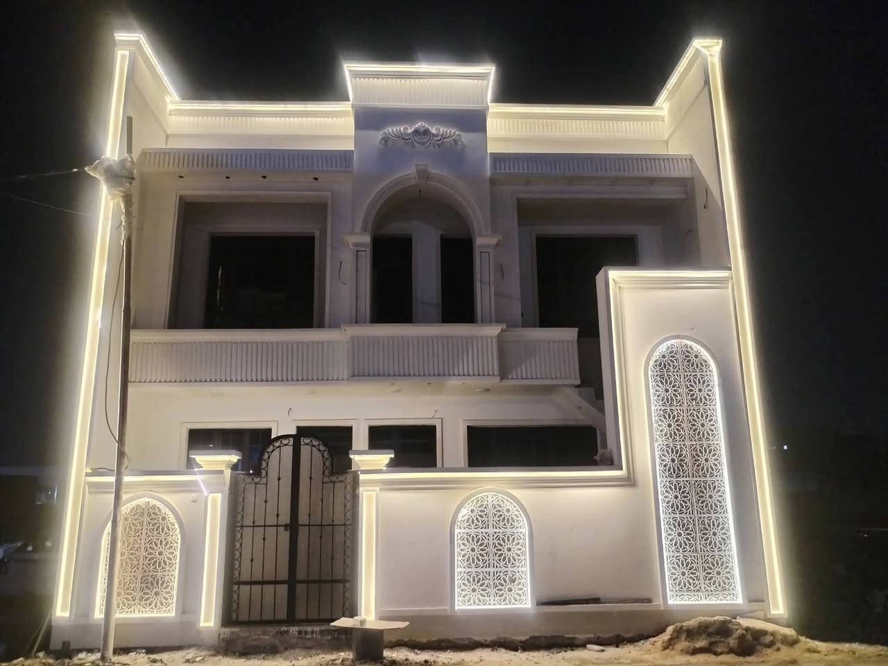 بيت حديث بناء 2026درجه أولى مساحه 135متر واجه 10نزال 13.5الطابق الاول يحتوي على استقبال مطبخ حار بارد او حولي 2غرف نووم منور عدد 2 حمام دخاخلي او خارجي نضام كامرات 
الطابق الثاني معزول عن الارضي درج خارجي يحتوي على مشتملات عدد 2 كل مشتمل يحتوي على استقبال مطبخ او غرفه نوم او حمام او بيتونه كل مشتمل يحتوي على سطح معزول العنوان الخطيب الزراعي مقابيل معمل الغاز بكاع بيت علوان يرهم مراوس 
***********
