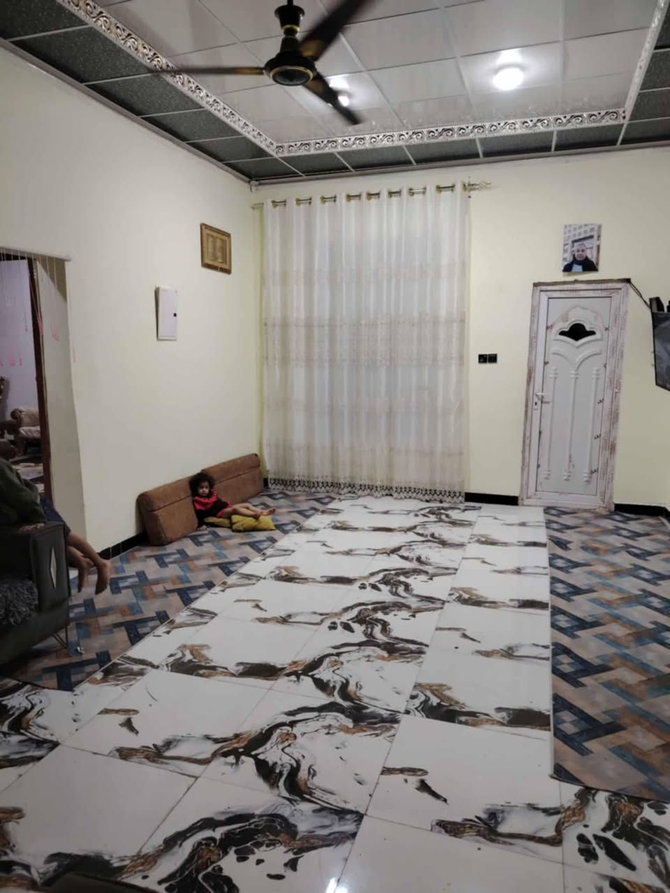 سلام عليكم بيت لبيع حي السبل الثانيه بشارع الفرن المساحه 200 يتكون من غرفين صاله مطبخ ديونيه بناء حديث سعر 65 وبي مجال لشراي راسلني وتساب وتدلل ‏‪***********‬‏
