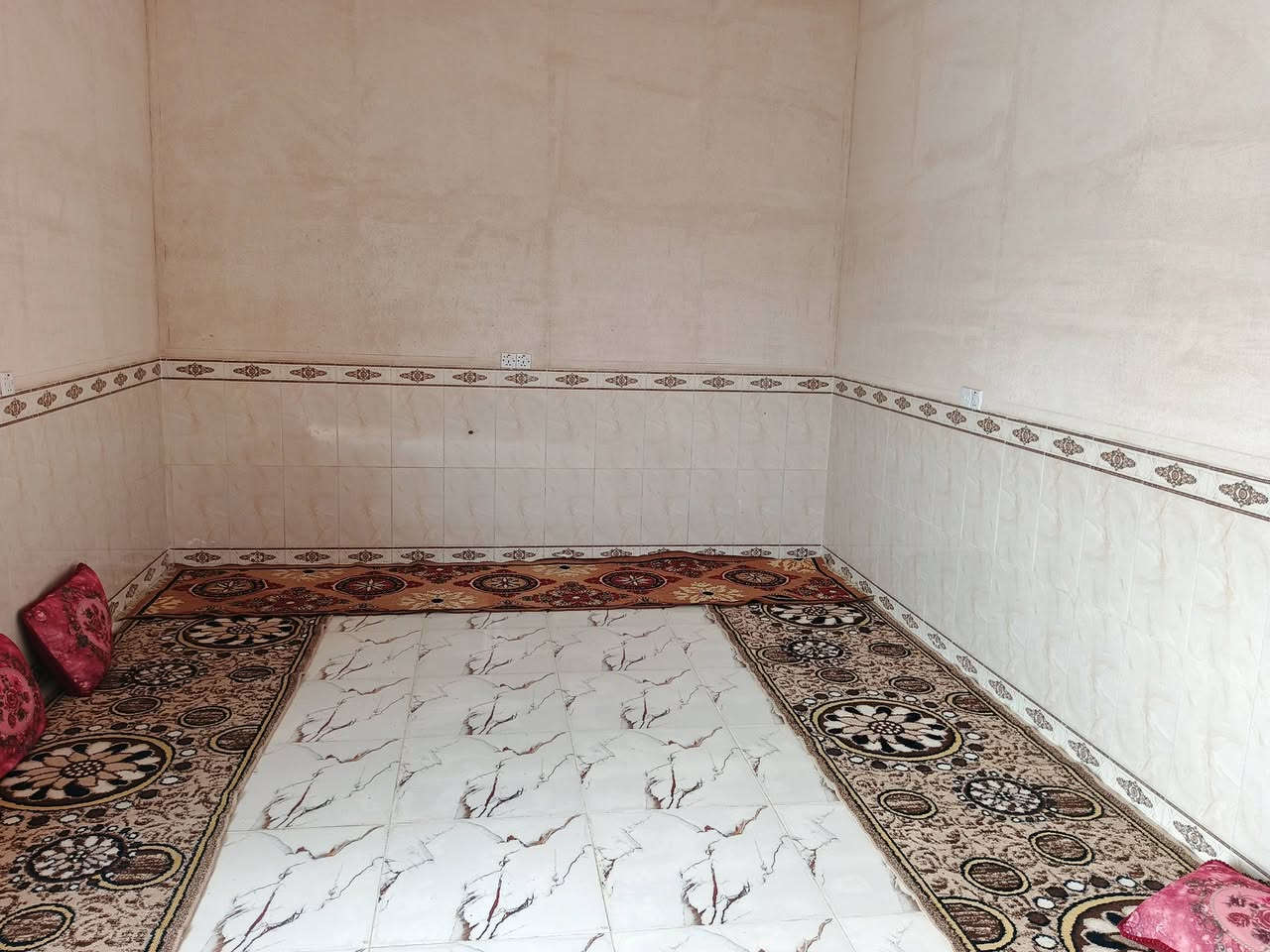 السلام عليكم بيت بحي المهندسين مساحه 200 غرفتين ومطبخ وهول ومضيف ثاني شارع السعر 60 وبيه مجال الاتصال ***********
