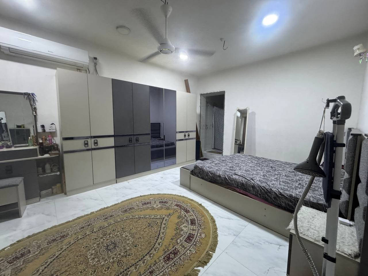 🏡 بيت للبيع - كربلاء | حي السلام الثانية
​فرصة مميزة لتملك منزل في موقع استراتيجي وخدمي متكامل!
​تفاصيل العقار:
​المساحة: 100 متر مربع (ال أبعاد: 10×10 متر).
​عدد الطوابق: طابقين.
​الموقع: كربلاء - حي السلام الثانية، قرب مدرسة الشهيد جون، ومقابل مدارس العتبة (دار السلام)، ثاني بيت على ساحة.
​تصميم الطوابق:
​الطابق الأول:
​استقبال واسع
​صالة معيشة
​مطبخ
​غرفة نوم
​مجمع صحيات (داخلية وخارجية)
​الطابق الثاني:
​3 غرف نوم (إحداها جناح سوِيت)
​صحيات مشتركة
​📲 للاستفسار والتواصل: ***********
🏗️ علاء العقارات والمقاولات العامة (نستقبل كافة عروضكم العقارية
