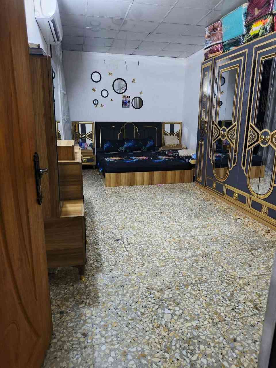 السلام عليكم 
بيت للبيع 
العنوان: منطقة العبيدي
الشهداء الثانيه 
قرب سوق الميت وقرب اعداديه صفية 
المساحة : 150متر
يتكون من (4) غرف نوم 
وحدة منهن سويت
و(2) حمامات+ تواليت
واسقبال (6*3)
الطابق الاول صب مسلح
 والطابق الثاني سندويش
وهذا جزء من تصوير البيت
للاستفسار اكثر: ***********
