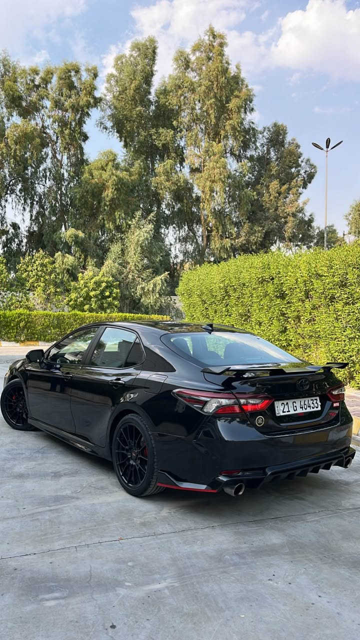 السلام عليكم ♥️
الحلوه للبيع 
تويوتا كامري 
موديل 2024 TRD
الوحش بمحرك V6 سلندر 
الفئة: 
TRD (Toyota Racing Development) الرياضية الخاصة
مكينة 3.5  
305 حصان
كير اوتو رياضي 
نظام الدفع امامي FWD
ممشى السياره 54 الف كيلو متر حقيقي 
صالنصات ثنين صوتهن بلاد حلو
تعليك رياضي بلاد
 نازله اكثر وثبات بالمنعطفات
وياله رياضيه مميزة خاصه بفئة TRD 
تايرات دنلوب جديد
ديكور داخلي قطعتين تبريد 
كشنات جلد ومخمل مع شعارات TRD 
حزام امان بلون احمر 
عدادات رياضي بلاد احمر 
نظام حماية ما قبل الاصطدام 
تنبيه خروج عن المسار 
ومثبت سرعه تفاعلي 
شاشه تدعم انظمة
 (Apple CarPlay / Android Auto)،
حادث السياره موجود بالصور السونار موجود 
سياره حادثه جامرلغ سكن وبنيد 
مبدلات بلاد السياره بدون قطرة صبغ ولا حادث ثاني عدى الي ب اميركا 
( بدون ايرباك )
السياره احلى من الصور تجي وتشوف واحطك على راسي واهلا وسهلا بالجميع 
كفاله غرامات وتحويل ثاني يوم 
السياره ب اسم نسيبي
السعر 223 وبيهه مجال 
مكاني ديالى شهربان 
موجود واتس اب *********** المقدادية, ديالى
