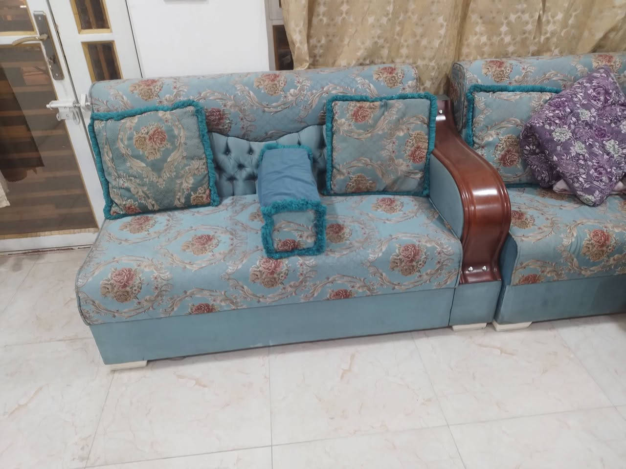 السلام عليكم هذا ديوان للبيع مواصفاته ١٥ مقعد خشب جام والمقعد بلوك والاسفنج ضغط عراقي توصاه للإستفسار التواصل ع هذا الرقم واتساب ***********

