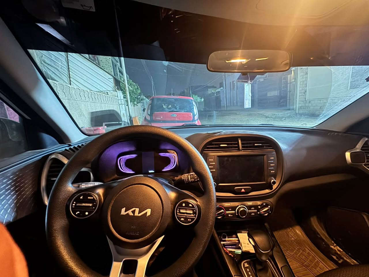 كيا صول 2023 (Kia Soul LX) - للبيع
المواصفات والتفاصيل:
 الموديل: 2023
 الفئة: LX
 المحرك والجير: محرك 2.0L اقتصادي وقوي، جير أوتوماتيك (سلس جداً بالمشي)
 الموقع: بابل - الحلة
تجهيزات السيارة:
 شاشة لمس أصلية تدعم Apple CarPlay و Android Auto
 كاميرا خلفية مع خطوط توجيهية
 أنظمة أمان وتثبيت سرعة (Cruise Control)
 نظام تحديد المسار والحفاظ على المسار (Lane Keep Assist)
 تبريد ثلج ما شاء الله
 داخلية نظيفة جداً بحالة الشركة
حالة السيارة:
 جاهزة من كلشي، ما تحتاج ولا فلس مصاريف استهلاكية.
 مجددة أوراقها ومكفولة ميكانيك وكهربائيات.
(حادثها حافه الجاملغ فقط ).
السعر: [١٥١] $ (وقابل للتفاوض البسيط للجادين)
للتواصل والاستفسار:
رقم الهاتف / واتساب: [ *********** ]
