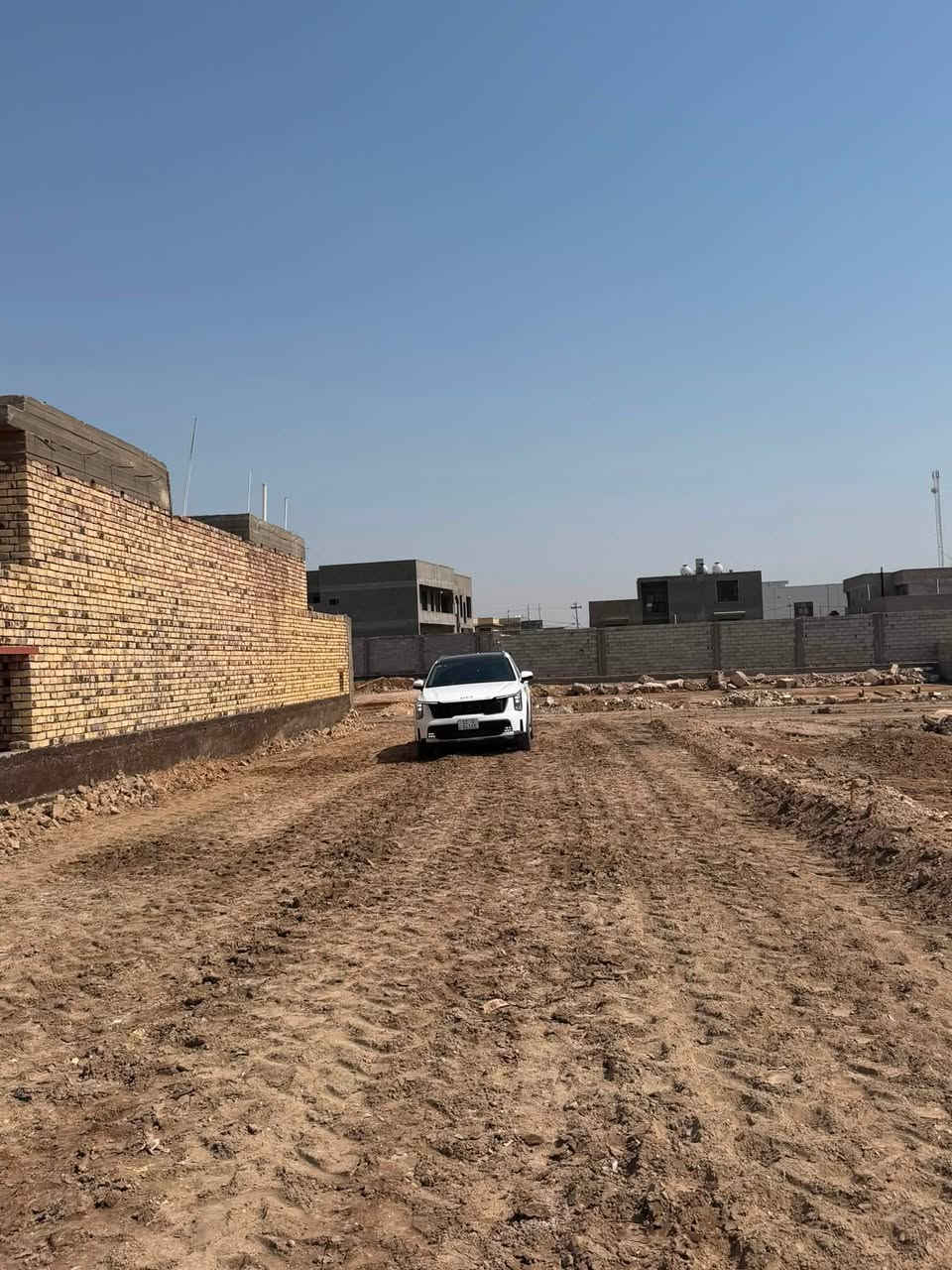 🏡 فرصة مميزة للبيع | حي الجامعة – الديوانية ✨

📍 الموقع: حي الجامعة، مجاور مجمع حيدر ابن حجي هندي
📐 المساحة: 200 م²
📏 الواجهة: 10 متر
📌 الموقع: بصف الركن 💎
📄 السند: سند 25

🏗️ المنطقة قيد الإنشاء والتطوير
💧 ماء
🚿 مجاري
🌧️ تصريف مياه الأمطار
🛣️ تبليط

✨ قطعة أرض بموقع استثنائي، مناسبة للسكن أو الاستثمار، ضمن منطقة تشهد نمو وتطور عمراني مستمر.

📞 رقم الهاتف: ( *********** )
📩 للاستفسار والتفاصيل والسعر: مراسلة خاصة
