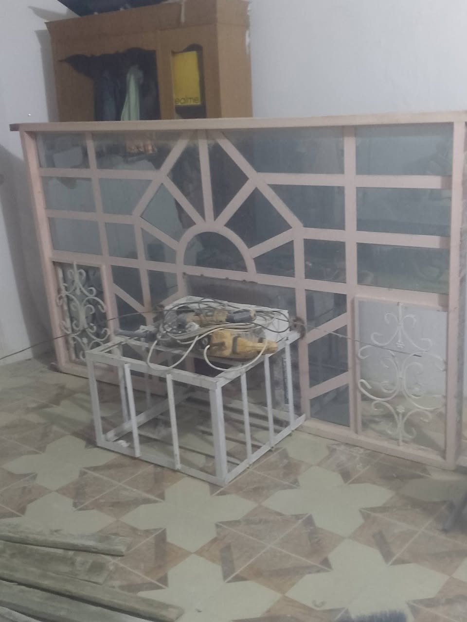 السلام عليكم
شباك عرض مترين ونصف وارتفاع مترونصف 
حديد ثقيل وشغل جناي قديم ويحتوي على قفص مكيف مثل ماواضح بالصوره للبيع 
راح اخلي رقمي واليريده يخابرني ويدلل السعر على الخاص 
***********
