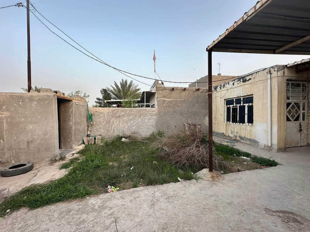 دار سكن زراعي في ( حي ظاهر )
مقابيل ( مجمع باندا ) ( كما موضح في الفيديو )

مساحة ٢١٠ م - بناء بلوك - سقف عكادة 
ماء - كهرباء - ( عالي عن الشارع )  
( غرفة نوم واحدة - صحيات داخلية + خارجية)( شارع بعرض ١٠ م ) ( معاملة كاملة في التطويب )
 ( يبعد عن شارع ٢٠ تقريباً ٦٠ م او اقل )

للاستفسار مراجعة مكتب غازي للعقار   
واسط - الزبيدية - قرب أفران المائدة  *********** 
***********
