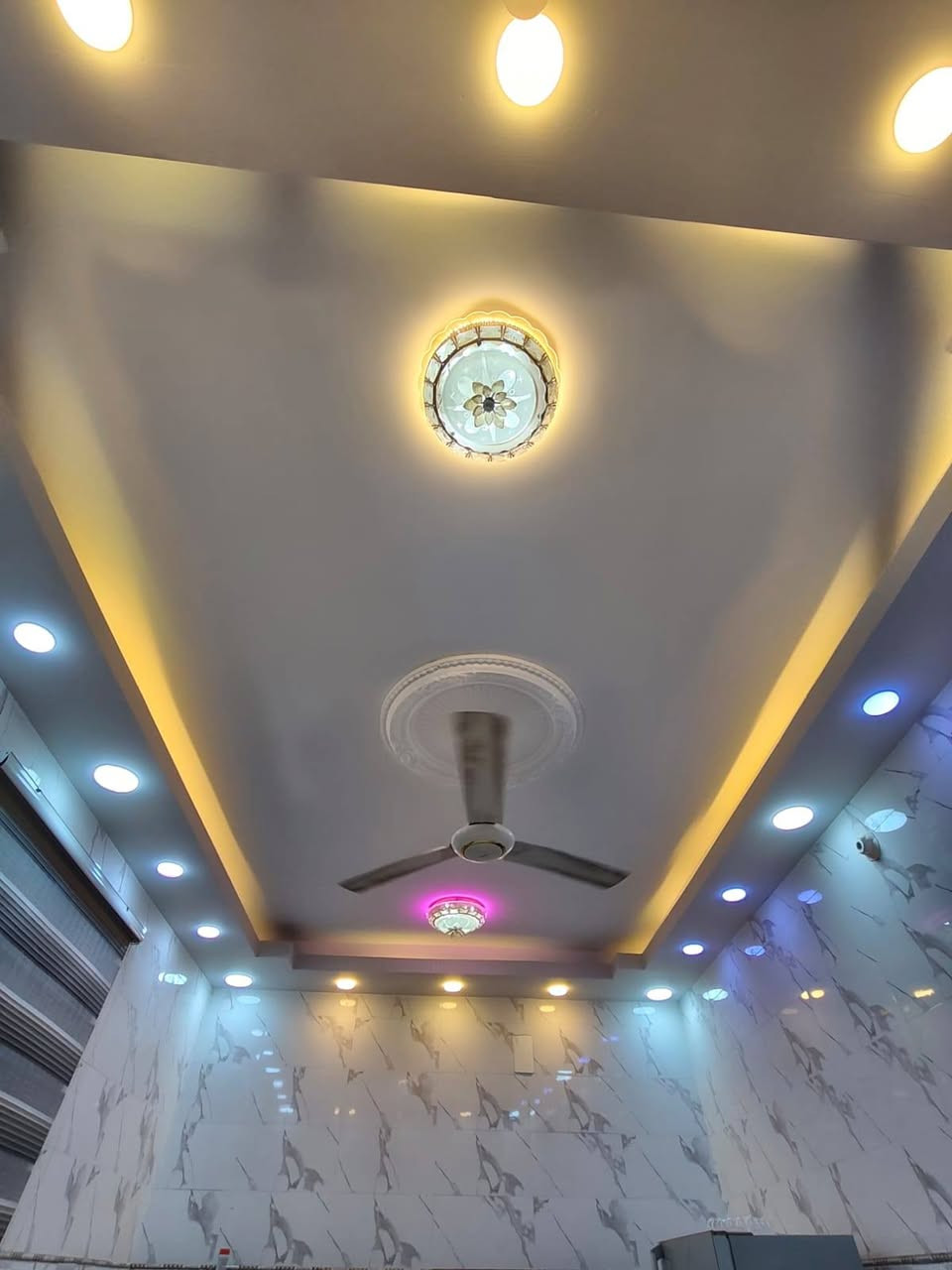 🏡 بيت للبيع – حي الباقر | المربع الذهبي

📍 الموقع: بداية حي الباقر – على ساحة، موقع مميز وقريب من جميع الخدمات.

📐 المساحة: 200 م²
🧱 البناء: كونكريت حديث
📅 سنة البناء: 2025
🏠 طابقان – خارطة حديثة

✨ تفاصيل العقار:

🔹 الطابق الأول:
• غرفتان نوم
• صالة
• استقبال
• مطبخ حار وبارد
• مجمع صحيات
• 3 مناور

🔹 الطابق الثاني:
• صالة كبيرة
• بيتونة
• باقي البناء مخطط وجاهز للإكمال حسب رغبة المشتري

⭐ مميزات العقار:
✔️ بناء حديث 2025
✔️ خارطة عصري
✔️ مطلوب إسكان 50 مليون

📞 للاستفسار والحجز: ***********

🏢 مكتب آل شبر للعقار
إجازة رقم 1317 – غرفة التجارة العراقية
نعمل وفق الأصول القانونية وتعليمات النافذة.
