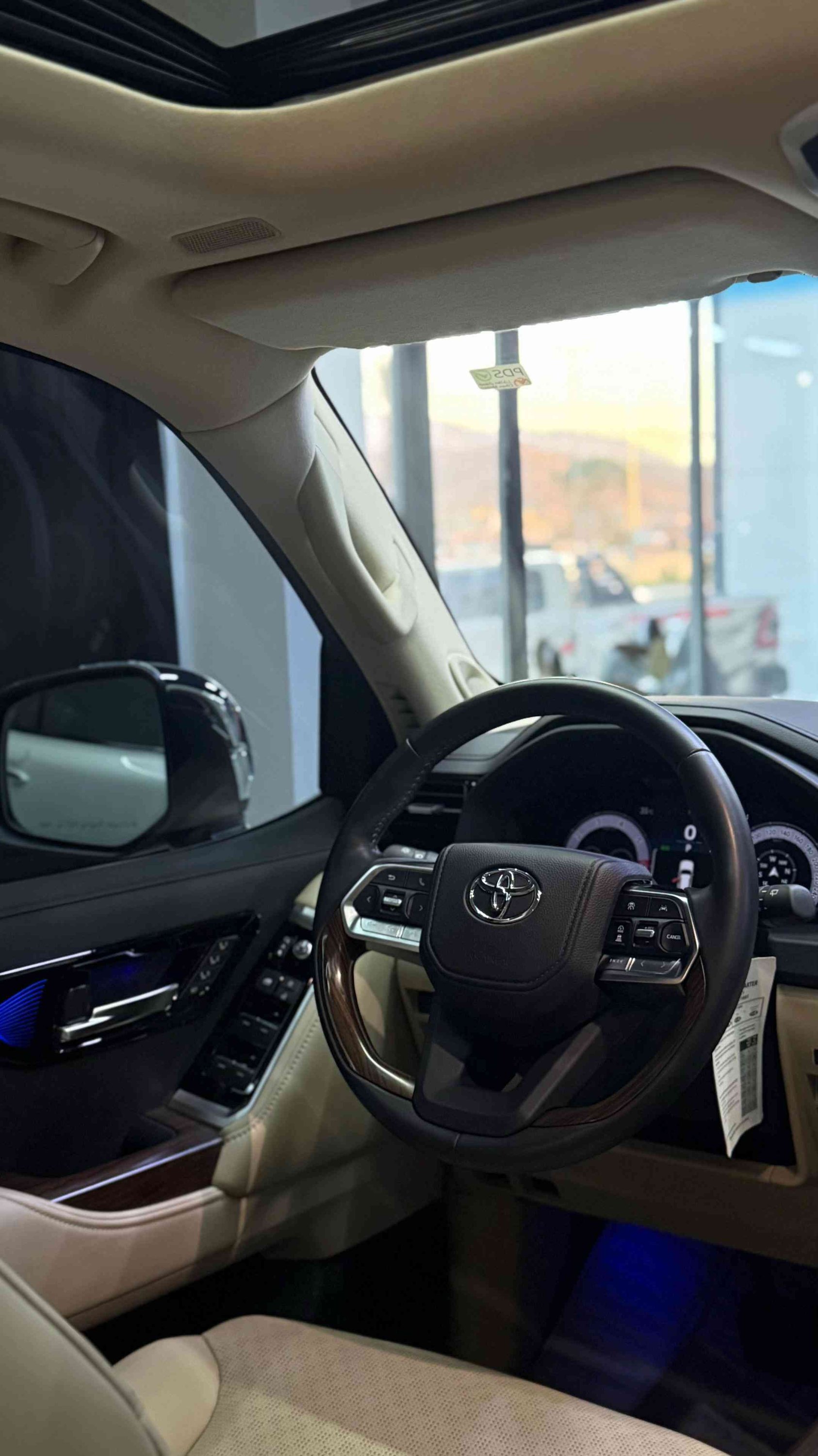 Toyota-land cruiser 2025 clean title VX twin turbo hybrid Full option 12,000 km white & yellow Call for price: *********** ***********
