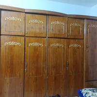 غرفة اخشاب • مستعملة سنة • نظيفة