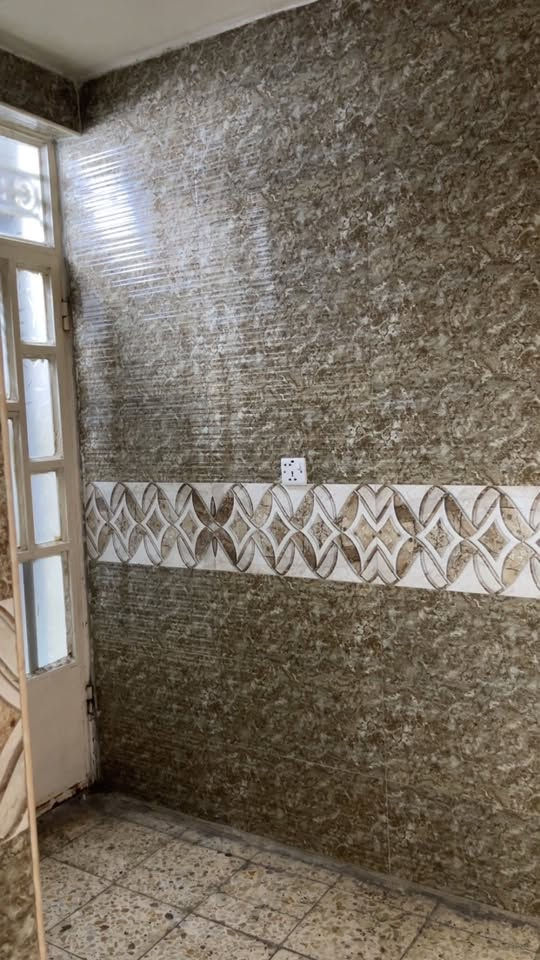 السلام عليكم دار للبيع مساحه ١٥٥ واكثر طابو ملك صرف يحتوي على اربعه غرف نوم وهول واستقبال ومطبخ جبير وحمامات وطرمه جبيره السعر ١٧٠ مكانه البياع الشرطه الخامسه للاستفسار الاتصال على الرقم ***********
