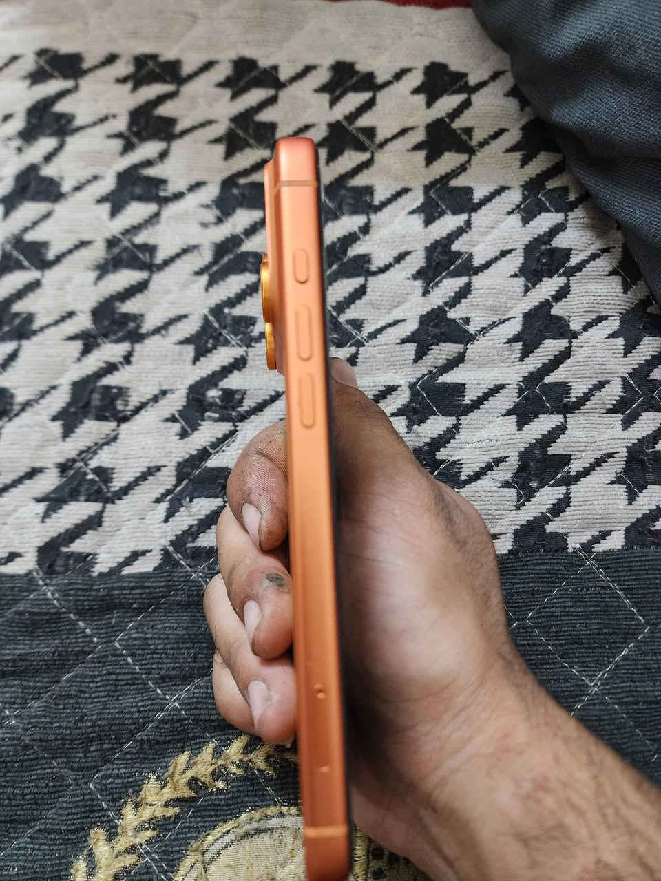 ايفون ١٧ برو ماكس سمكارت ذاكره ٢٥٧
جهاز مبدل شاشه سوفت اولد وبدل بطاريه اصليه وبي فطر بضهر  شويه طخه بشاصي  سعره ١١٥٠ وبي مجال 
*********** مكاني بغداد شعب

نص مكتوب في الصور:
- 9:08 القطع والخدمة تجمع Apple سجل تاريخ القطع والخدمة، وهذا السجل يعرض معلومات عن هذا ال iPhone وحالته وتفاصيل إصلاحه. معرفة المزيد... سجل تاريخ الخدمة البطارية غير معروف الشاشة غير معروف
- 9:08
- حالة البطارية
- لم يتم التحقق منه
- غير قادر على التحقق من أن هذا الـ iPhone يحتوي على بطارية أصلية من Apple، قد لا تكون التفاصيل الواردة من هذه
- البطارية دقيقة.
- لمعرفة المزيد
- قد تكون خدمة البطارية مغطاة بالضمان. حول البطارية والضمان...
- 100%
- الحد الأقصى للقدرة
- هذا قياس لقدرة البطارية مقارنة بقدرتها عندما كانت جديدة. قد تتسبي
- القدرة المنخفضة بتقليل ساعات الاستخدام بين عملية الشحن والأخرى.
- 67
- عدد الدورات
- هذا هو عدد مرات استهلاك iPhone لقدرة البطارية. معرفة المزيد...
- شباط 2026
- تاريخ التصنيع
- أول استخدام
