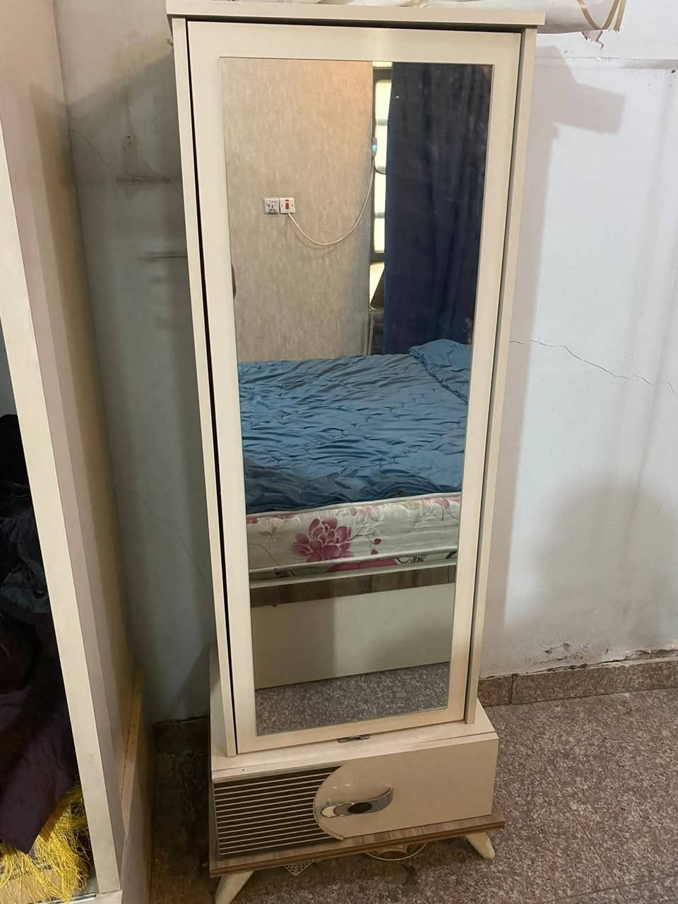 غرفة نوم مستعملة للبيع ب650 الف وبيهة مجال العنوان بغداد حي العدل للتواصل على الواتس اب ***********
