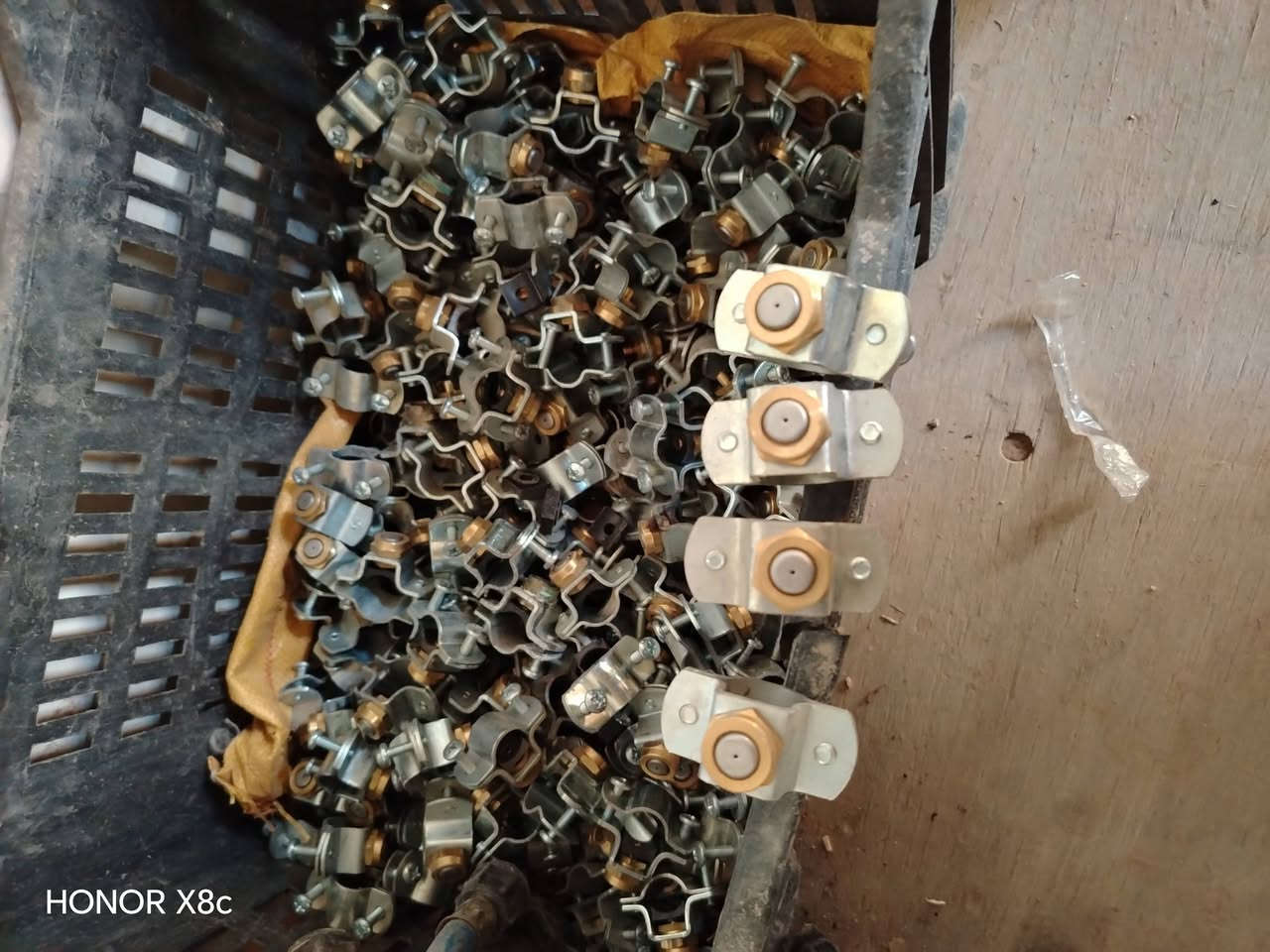 للبيع مواطير مرشات 4 بستم ويوجد كير بوكس ناثرات ويوجد عيون مرشات ابنسب الأسعار العنوان واسط العزيزية معرض القمة رقم ***********
***********

نص مكتوب في الصور:
- HONOR X8c