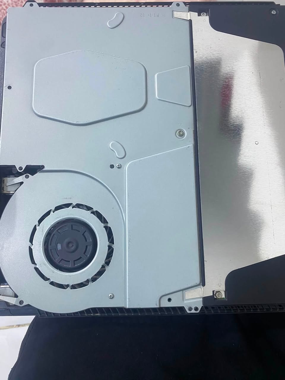 للبيع: جهاز PlayStation نوع لبلي (بلي 4 slim online)

الحالة: بحالة ممتازة ونظيف جداً (استعمال نظيف / محافظ عليه).
الملحقات: يدات تحكم 4 (واحدة منهم أصلية والباقي كوبي) مع شاحن يد تحكم وسلك الطاقة وHDMI الأصلي.
الألعاب: قرص كول آف ديوتي الجزء الرابع + قرص باتلفيلد الجزء الأول + حساب في البلي يحتوي على لعبة The Crew 2 (مستوى 188 و47 سيارة) وFIFA 24.

السبب: التغيير / عدم التفرغ.
السعر: 350 ألف دينار.
المكان: البصرة - الجزيرة.

للتواصل: رسائل الخاص أو الاتصال على الرقم (***********)
