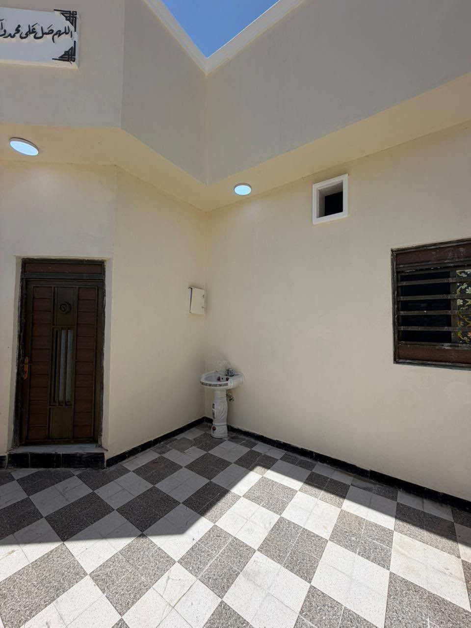 دار سكن للبيع

يحتوي على 2 غرف منام + هول+ مجمع صحيات داخليه + ديوان خارجي + صحيات خارجيه + كراج سياره + ترك ومنور +مطبخ

مساحه المنزل ١٥٠متر 

نوع العقار طابو زاعي سند ٢٥ بسم عراقي وكاله ومكتبه ونسخه من طابو

علماً المنزل بالكامل سيراميك 

نوع السقف كونكريت 

يتوفر كهرباء أمبيرات 

المنطقه تحتوي على جميع الخدمات ماء وكهرباء ومستوصف صحي ومدارس ابتدائيه 

الجيران ذهب صافي 

العنوان البصره شط لعرب الجزيره شارع زين العابدين

علماً المنطقه اصوليه بيوت موضفين طابو والمنزل محاذي للبيوت الطابو 

السعر المطلوب ٧٥ وبي مجال ان شاء الله 

للاستفسار التواصل خاص او على الرقم التالي /

‏***********
مكتب عقارت المهندس شط العرب, البصرة
