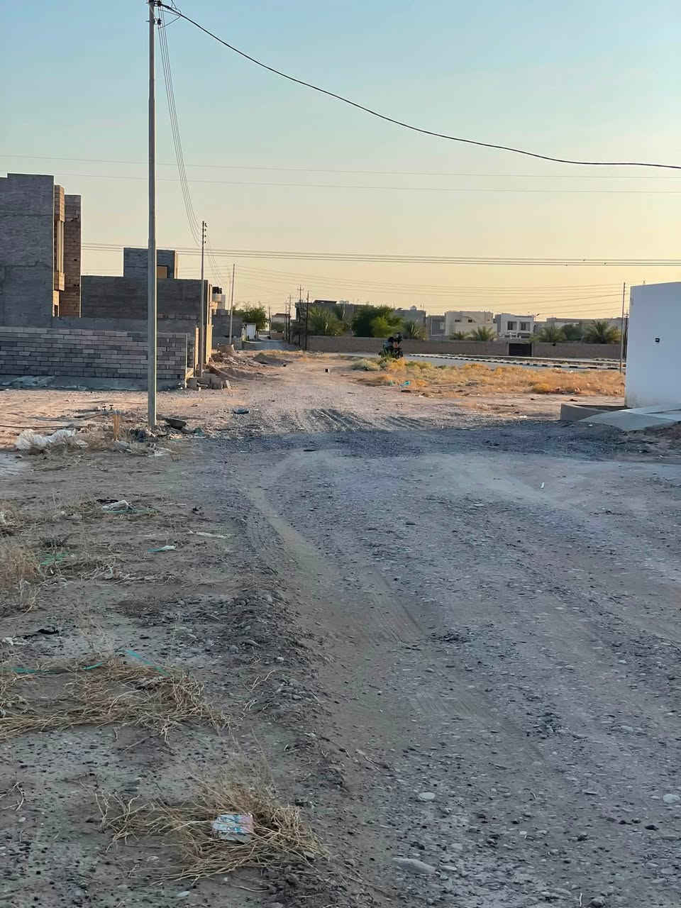 السلام عليكم 
قطعة ارض للبيع في الفرسان خلف كلية الحضارة خدمات بي كهرباء مي وتبليط ￼مباشر 300 متر 
10*30
الاستفسار على الرقم ***********
