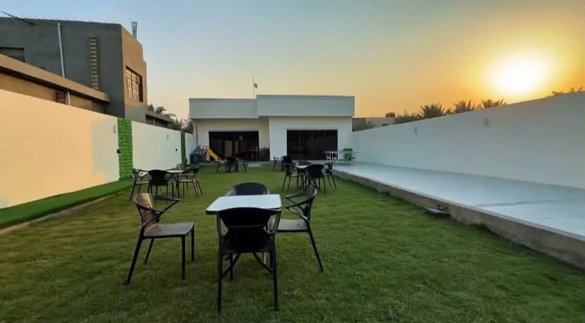 🌿🏡 تدورون على مكان يغيّر نفسيتكم ويخلي يومكم غير؟ 😍✨
إذا مليتوا من الروتين، من الزحمة، ومن قعدة البيت، وعندكم جمعة أهل أو أصدقاء وتريدون مكان هادئ ومرتب تقضون بيه يوم كامل من الونسة والراحة… مزرعتنا هي المكان المناسب إلكم 🌴🤍

هنا تگدرون تعيشون أجواء بعيدة عن ضوضاء المدينة، تستمتعون بالهدوء والطبيعة، تسوون جمعتكم الحلوة، تشوون وتطبخون، تشربون چاي وگهوة، وتخلون يومكم مليان ضحك وذكريات حلوة ☕🔥🥩

المكان مناسب للعوائل 👨‍👩‍👧‍👦، للأصدقاء والربعات 🧑‍🤝‍🧑، ولأي شخص يريد يطلع من جو الشغل والدراسة والضغط اليومي ويأخذله يوم راحة وراحة بال 🌿😌

✨ تريدون تسوون عزيمة؟
✨ عندكم مناسبة أو عيد ميلاد؟
✨ تريدون جمعة أصدقاء؟
✨ تريدون مكان للعائلة بعيد عن الزحمة؟
✨ لو بس تريدون يوم هادي وونسة حلوة؟

كلها تگدرون تسووها بالمزرعة وبأجواء مريحة وخصوصية حلوة 👌❤️

🌴 تخيل يومك من الصبح… توصلون للمزرعة، ترتاحون، تقعدون بين الأجواء الهادية، الأطفال يلعبون، الشباب يسوون الشوي، الأهل يسولفون ويضحكون، وبالليل تكمل الونسة واللمة بأجواء أجمل 🔥🌙

مو بس مكان للإيجار… المكان للذكريات الحلوة ❤️. 
📍 الموقع: [المدائن منطقه التويثه ]
📞 للحجز والاستفسار: [***********]
💰 الأسعار: [حسب اليوم والشفت]
⏰ الحجز حسب الأوقات والأيام المتوفرة

❤️ مزرعتنا تنتظركم حتى تعيشون يوم كله وناسة، راحة، ضحك وذكريات حلوة.

لمّوا أحبابكم… والباقي علينا 🌴🔥

📲 للحجز راسلونا خاص أو اتصلوا على الرقم، ونرتبلكم كل التفاصيل.
