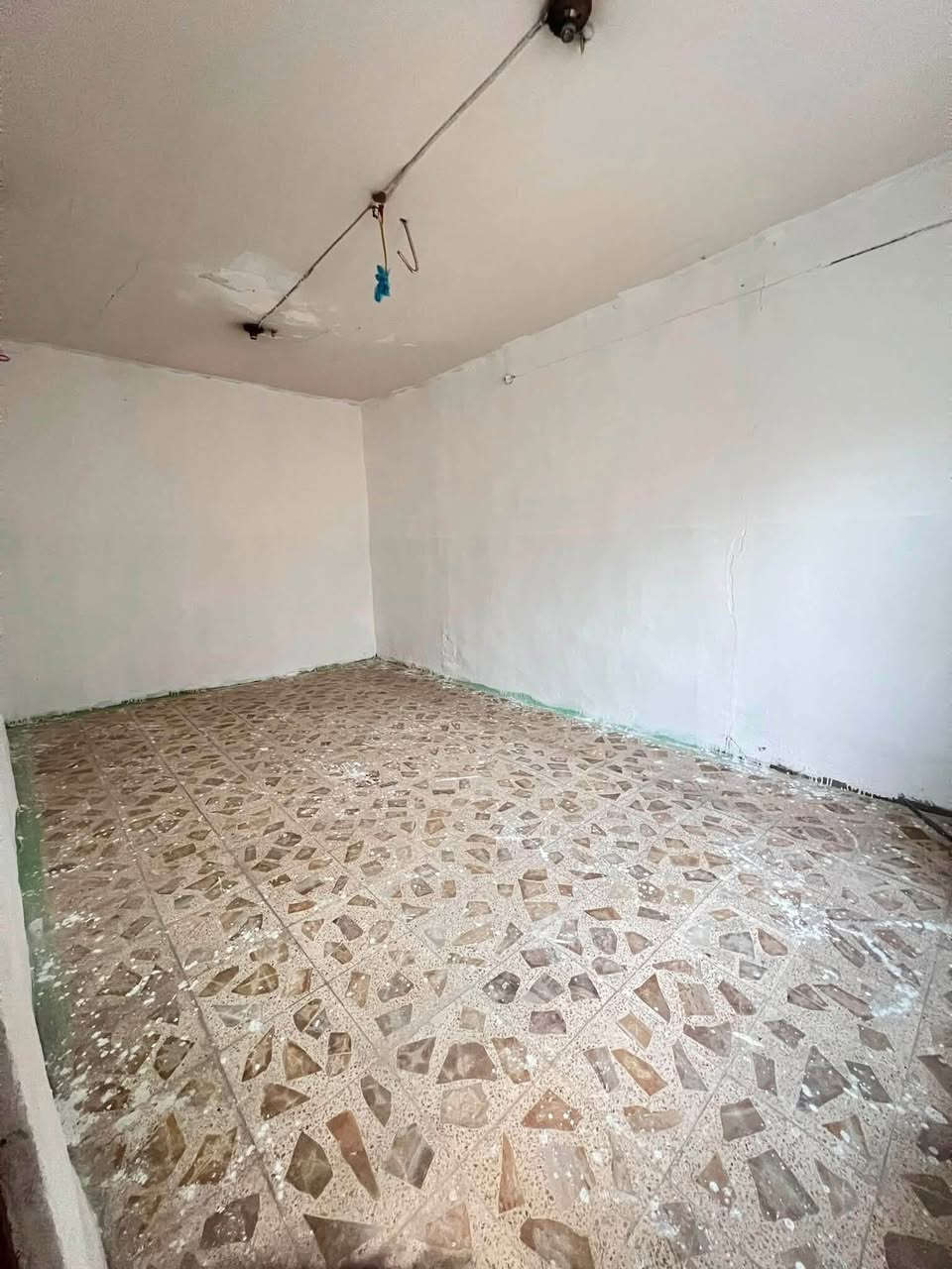 دار للإيجار المساحه 150 متر يحتوي على غرفتين وصاله ومطبخ واستقبال وصحيات داخليه وخارجيه في حي ميسان شارع عوده الدار نضيف بناء قديم شهريا 300 الف للاستفسار الاتصال على الرقم التالي التميز  للوساطة العقاريه ***********
