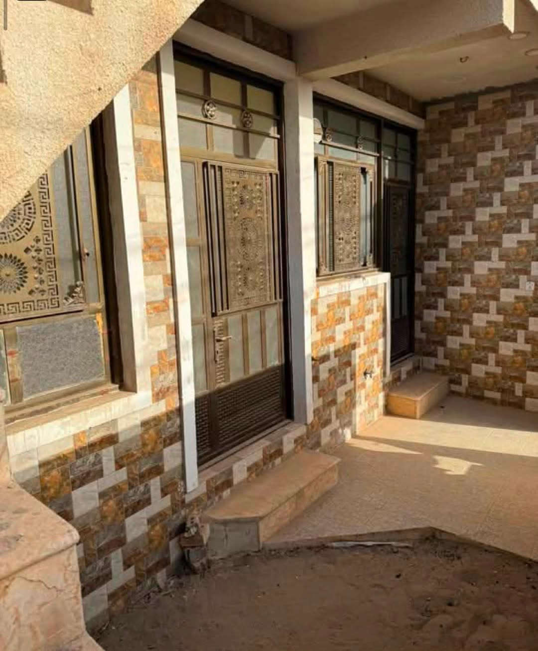 السلام عليكم
بيت للبيع 
المساحه 100 
يحتوي على كراج و حديقة 
مدخلين مطبخ و استقبال 
حولي صغير 
غرفتين نوم 
منور عدد 2
خدمات 
درج خارجي 
الموقع قرب جامع جعفر 
***********
