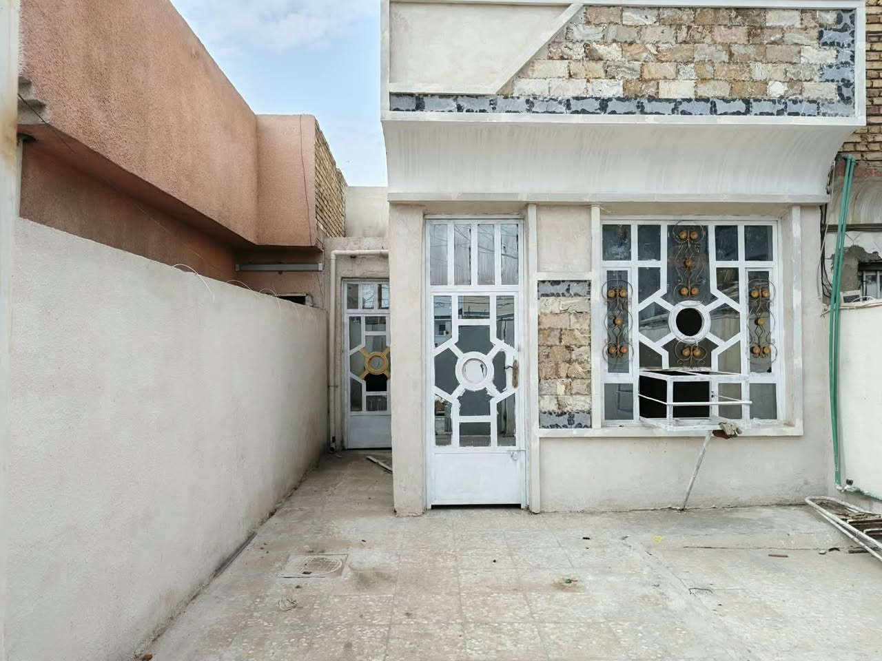 السلام عليكم بيت للبيع 100م على شارع سايدين مقابل مطعم جكن بيت نضيف وجاهز باسمي تحويل مباشر طابق واحد السعر 63 رقم الهاتف ***********
