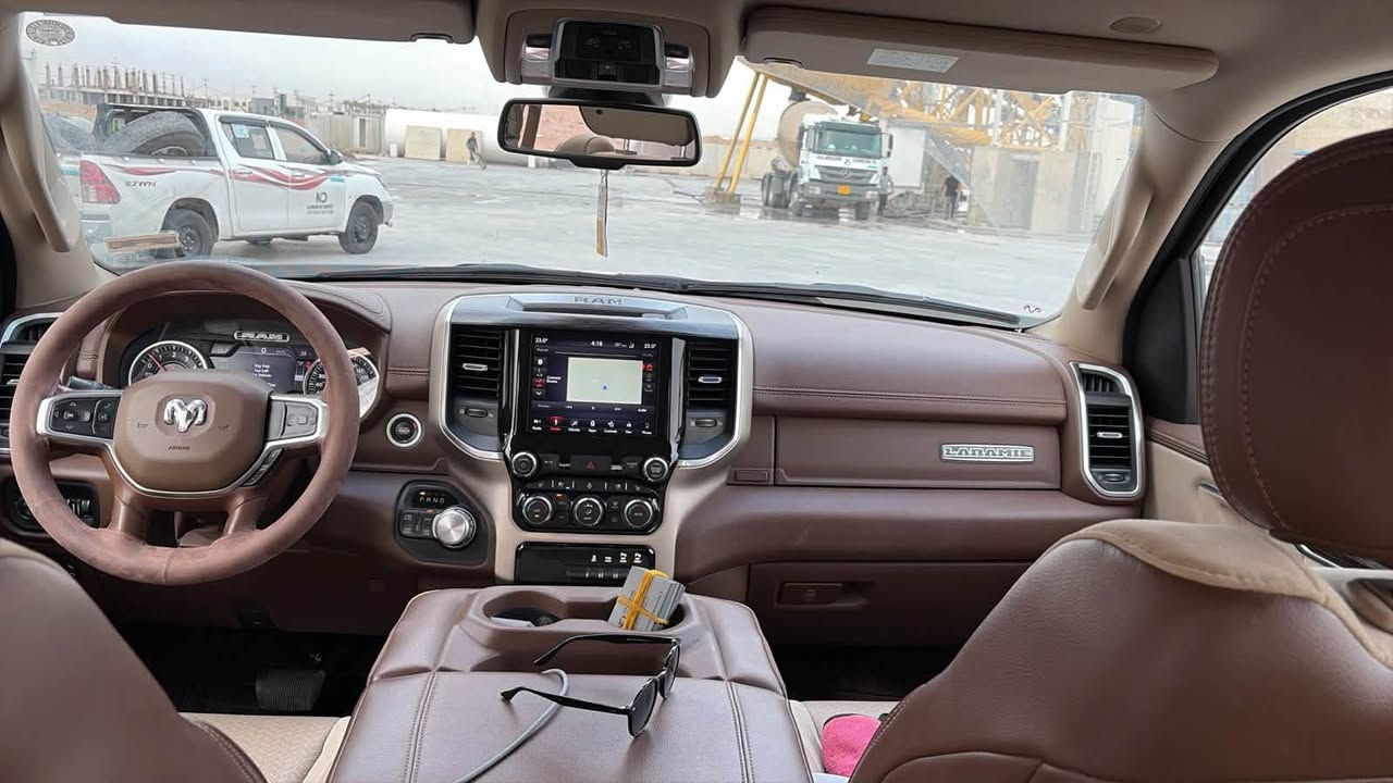 رام 1500 • لارامي جلد • هيمي V8