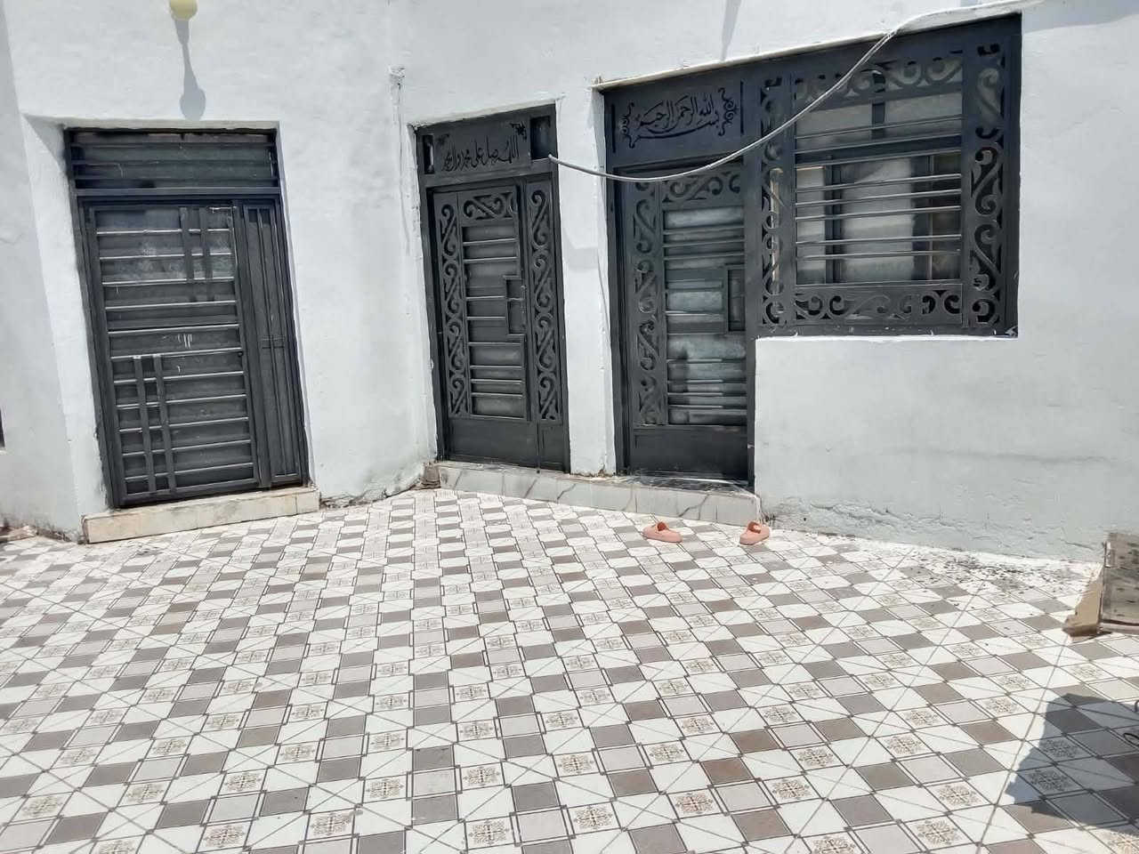 السلام عليكم بيع مستعجل بيت ٢٠٠ متر زراعي على طريق الزوار خلف حسينية سفينة النجاة هوه وغراضه للاتصال 
***********
