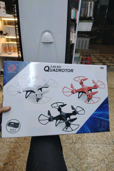 درون) رباعية المراوح تُعرف باسم D13 Quadrotor 2.4G R/C المزودة بخاصية الدوران والانقلاب بزاوية 360 درجة (Eversion) وتحكم لاسلكي 2.4 جيجاهرتز، وغالباً ما تصمم لتكون مناسبة للمبتدئين والأطفال بعمر 14 سنة فأكثر.
