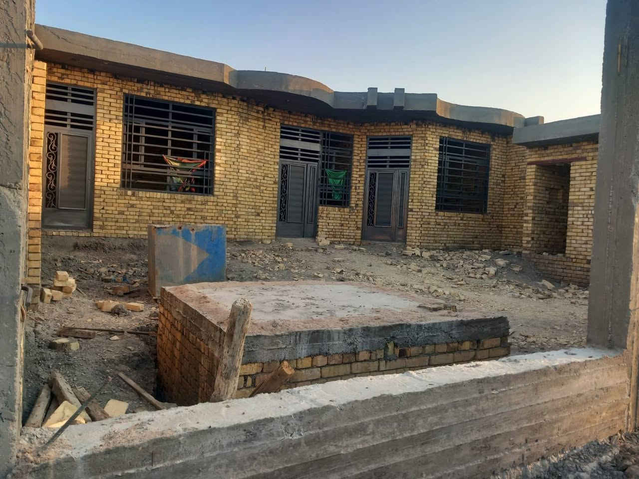 سلام عليكم
بيت هيكل للبيع في حي المهندسين مقابيل حي التربه
المساحه الكليه 500م
مساحة البناء 350 والباقي 150
يتكون من 3 غرف واستقبال 11 متر
ومطبخ وصحيات داخليه وخارجيه وكراج سياره
ماء وكهرباء وشارع 9 متر
للاستفسار الاتصال على الرقم ***********

ملاحضه:تريد البيت  وحده او تريد القطعه وحدها
