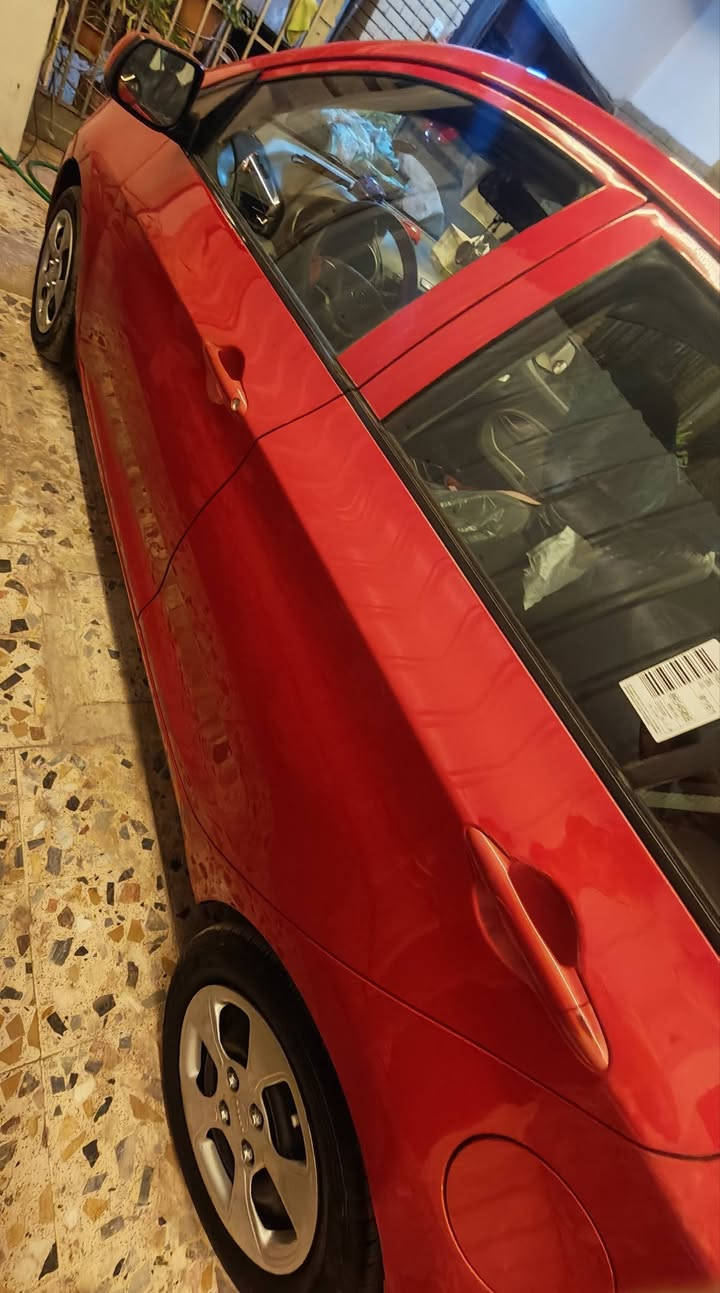 الموديل: كيا بيكانتو (KIA Picanto) - وارد كوري

سنة الصنع: 2016

اللون: أحمر مميز

سعة المحرك: 1200

ناقل الحركة (الجير): أوتوماتيك 4 سرعات

العداد (المسافة المقطوعة): 26000 كم فقط اشتريتها قبل 3 سنوات ماشية 23000 كم 

نظام الدفع: أمامي (FWD)

الشاشة والنظام الصوتي: شاشة لمس أندرويد حديثة متكاملة (تدعم بلوتوث، خرائط Navigation، وتشغيل مقاطع الصوت والفيديو)

المساعدة في الركن: كاميرا خلفية + حساسات خلفية

التكييف والحرارة: تبريد شغال

الفرش والداخلية: المقاعد مغلفة ومحفوظة بالكامل، مقود بتغليف أنيق (أحمر وأسود)

الإضاءة: كشافات ضباب أمامية + إضاءة نهائية وخلفية ممتازة

العجلات: ويلات  (جنوط) قياس 14 إنش الأصلية

الأنظمة والأمان: 
وسائد هوائية (Airbags)
سنترلوك (قفل مركزي) مع نوافذ كهربائية + خلفي جوبي مو كهرباء 
ملاحظة : السيارة بيهه صبغ البنيد وجاملغ مال لون جارد وليس حادث 

سيارة جاهزة و نظيفة بنزين محسن و دهن بالموعد .
المكان : كرخ نفق الشرطة 
الرقم : ***********
          ***********
السعر 95 ورقة و بي مجال للشراي 
تحياتي
