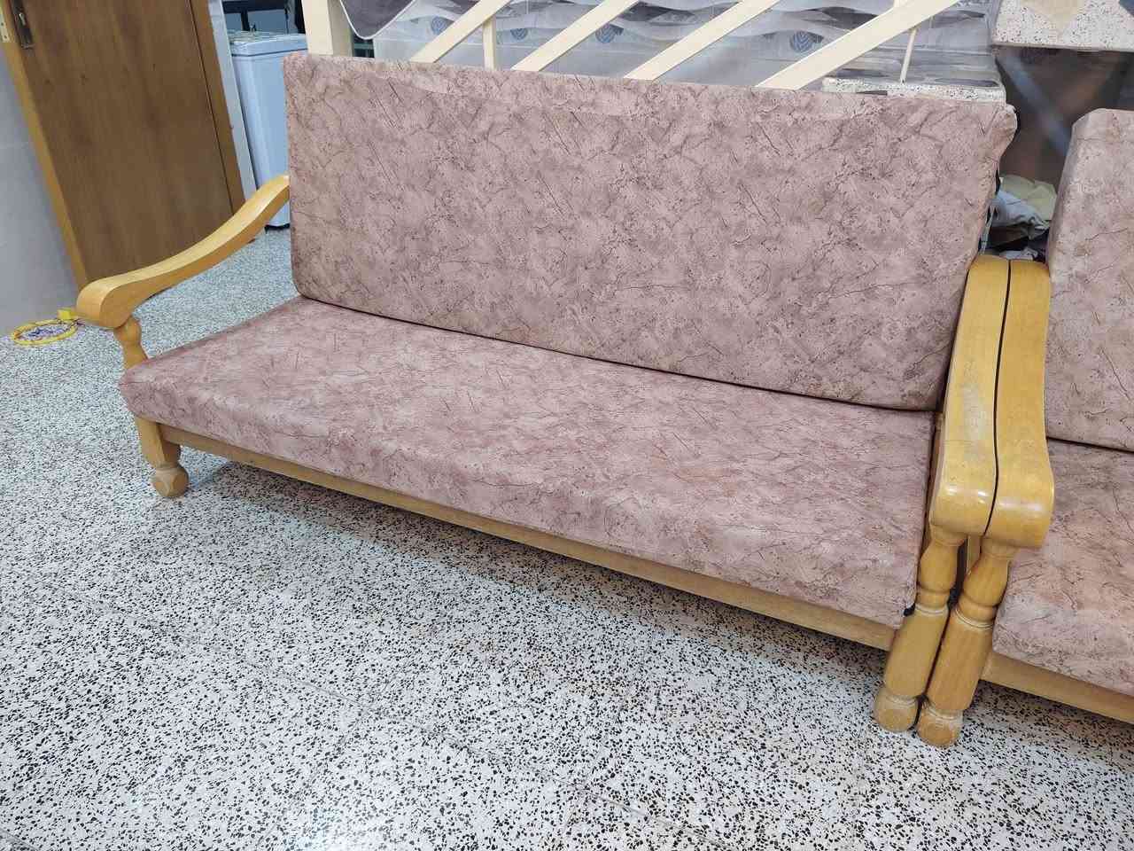 🛋️ تخم قنفات للبيع
▪️ 7 نفرات
▪️ السعر: 175 ألف دينار
▪️ بيه فقط هذا الضرر الموضّح بالصورة
▪️ السعر قابل للتفاوض للجادين
***********
