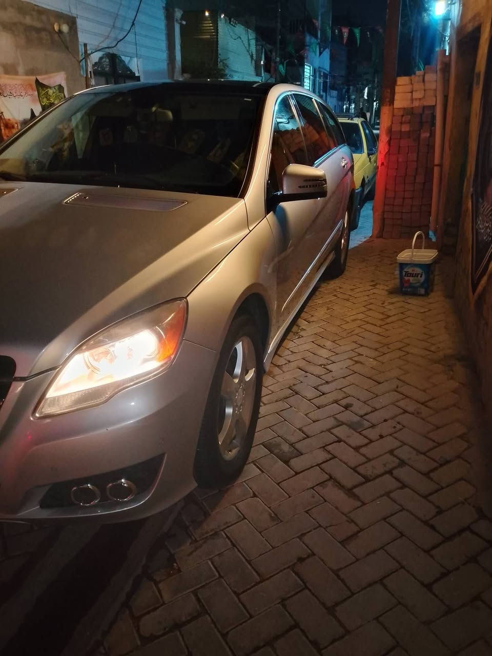 مارسدس موديل 2013 R350
جديد بدون كص كفاله من كلشي 
فور ويل 
7راكب جديد 

بيع فقط 

العنوان بغداد مدينة صدر 
***********

