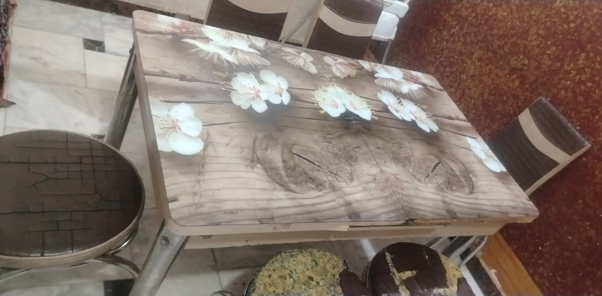 ميز طعام للبيع يحتاج ضب كراسي ودوشمة الكراسي سعر شراء 150  الف سعر البيع 70  مكان بغداد جميلة الميز يتكبر ويتصغر ***********
