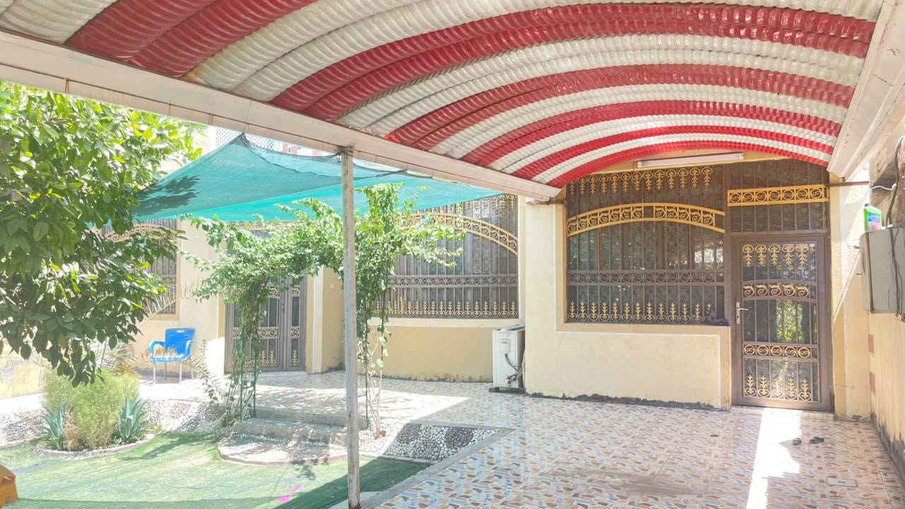 دار للبيع مساحة 327 سند تحويل  عنوان منطقة الرشيدية  طريق حلة قاسم
يبعد عن الشارع العام 400متر  بناء 2021
 البيت سند 25 
يحتوي البيت ع  
أستقبال  9×4
غرفتين 4×5
هول 4×10.50
مطبخ 4×5
درج دور 
مخزن طابق ثاني فقط
مجمع صحيات داخلي وخارجي  
وجة 12.50×26 
 شارع البيت 8متر 
يحتوي ع حديقة كراج  كما موضح بصور 
ل الاستفسار اكثر مراسل الصفحة 
الاتصال ع  رقم ***********
