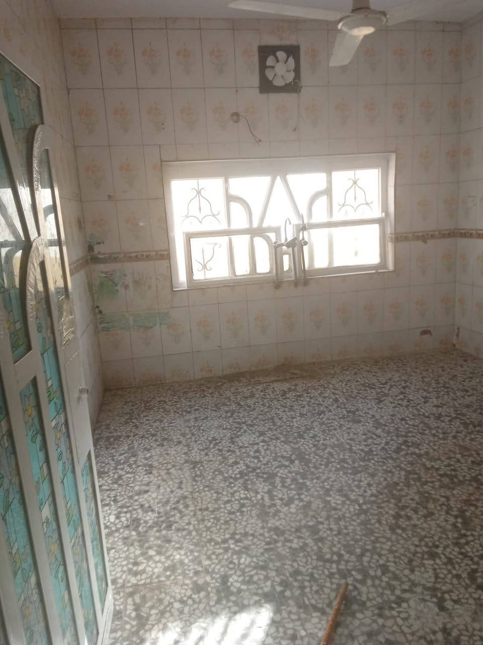 السلام عليكم
دار للبيع موقع الدار اول متنزل الجسر مال سيف سعد على اليمين المساحة الكلية ٢٦٠ سند بسمنه فارغ حاليا ترميم جديد الواجهة ١٦  او ١٧ متر  ٤  غرف نوم
موقع جيد السعر ١٤٠
*********** للاستفسار
