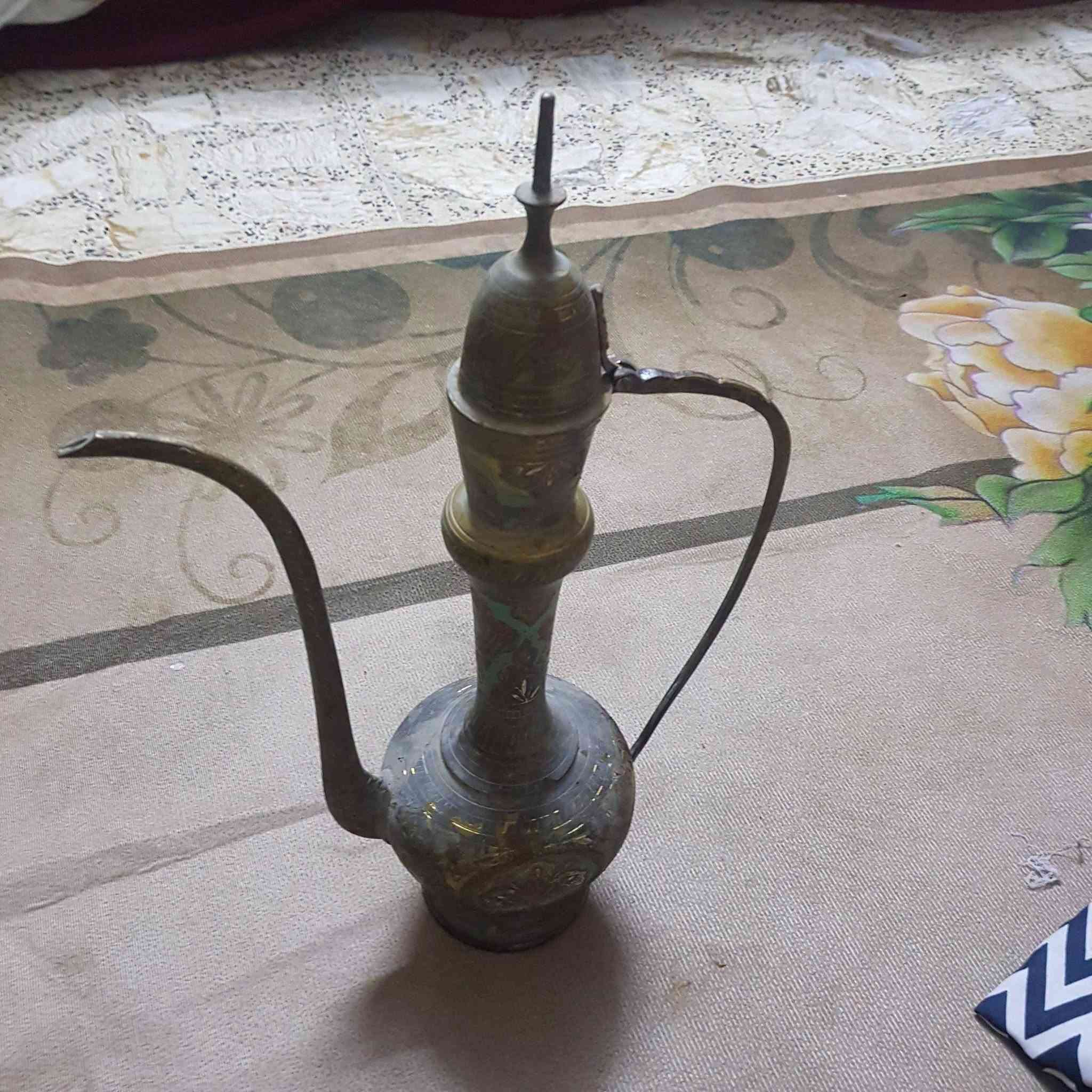 السلام عليكم اخوان ابريق نحاس تحفه قياس الأرتفاع ٤٣ سم  للبيع
***********
