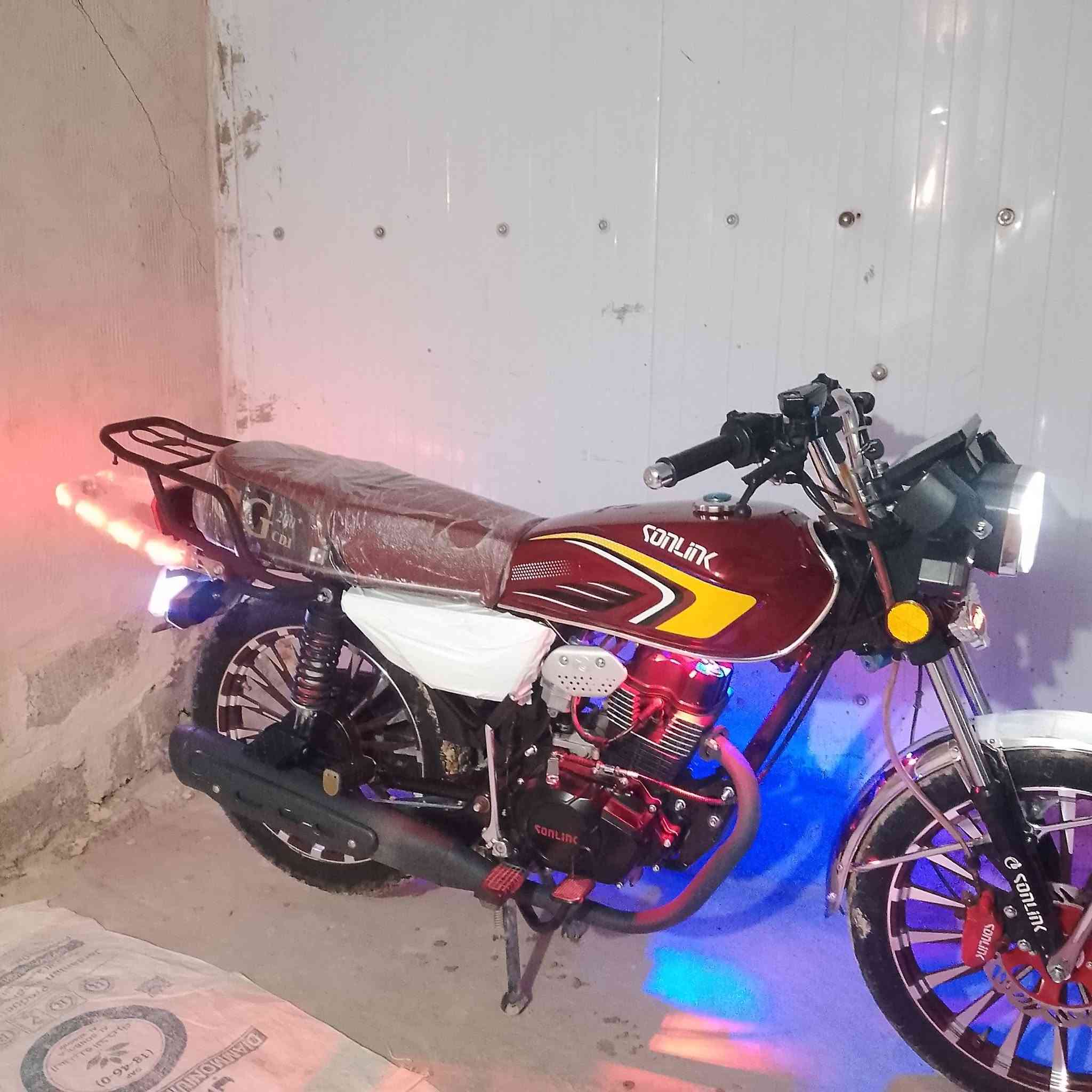 السلام عليكم دراجه موديل 25 محرك 200 زنجيل ماشيه 3000 بعدها وضع شركه نظافه خير من الله نشاط نعومه خير من الله مكان القائم دراجه مال جناي***********
