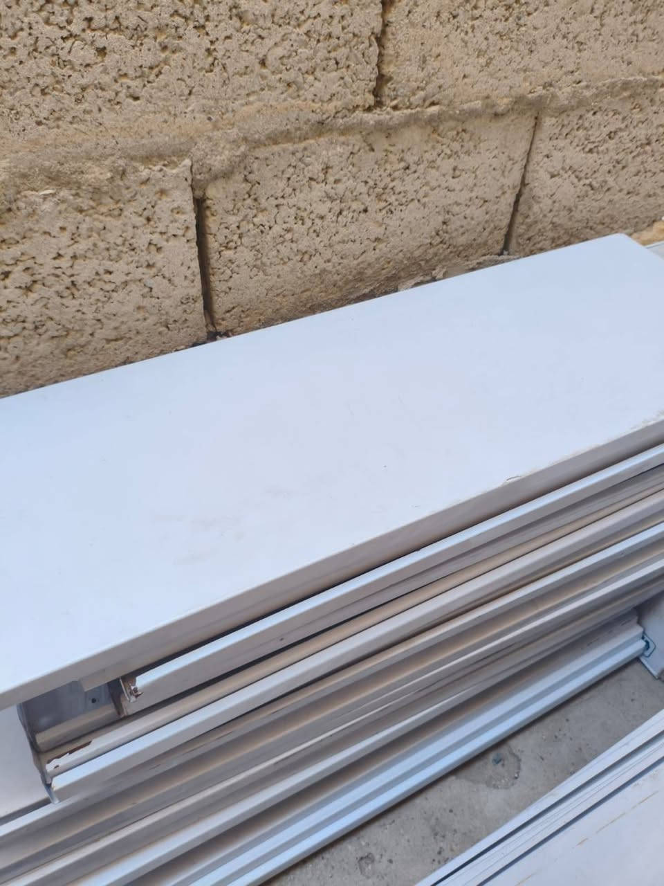 السلام عليكم
رفوف حديد للبيع عدد ٨٠رف وياهن اذرع ومساطر 
مستخدمات استخدام قليل 
***********
