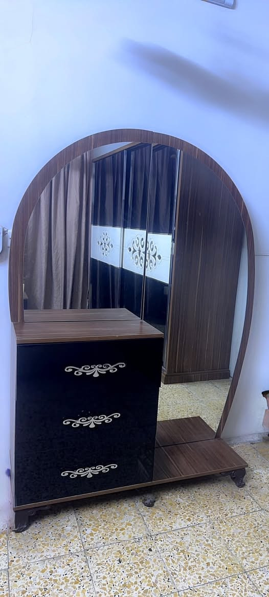 غرفة نوم تركيه اصليه ثكيله اخشابها كولش
خمس قطع   نظيفه مابيها آي ضرر 

مكانها بغداد  جكوك 

سعرها 650   الف
