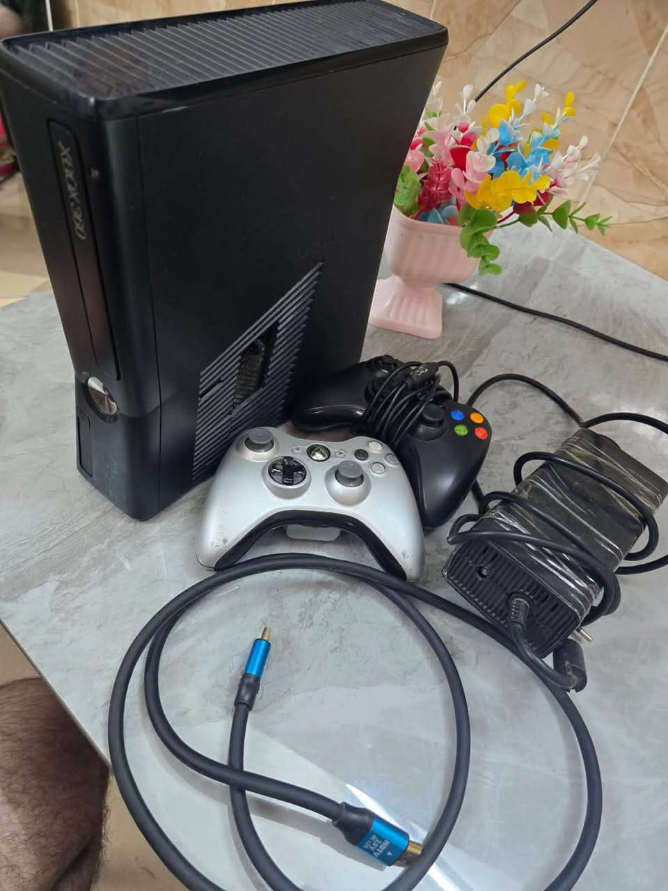 اكس بوكس 360 هارد
بيه تقريبا 90 لعبه فول مواصفات فقط بيه هذه الكسر تشوفه كدامك يدتين وحده واير وحده باتري المحوله شرط الاصليه مالته البلاديه مو هذني التجاريات أمل عشره ألف 
السعر قفل نهايته 90 
***********
